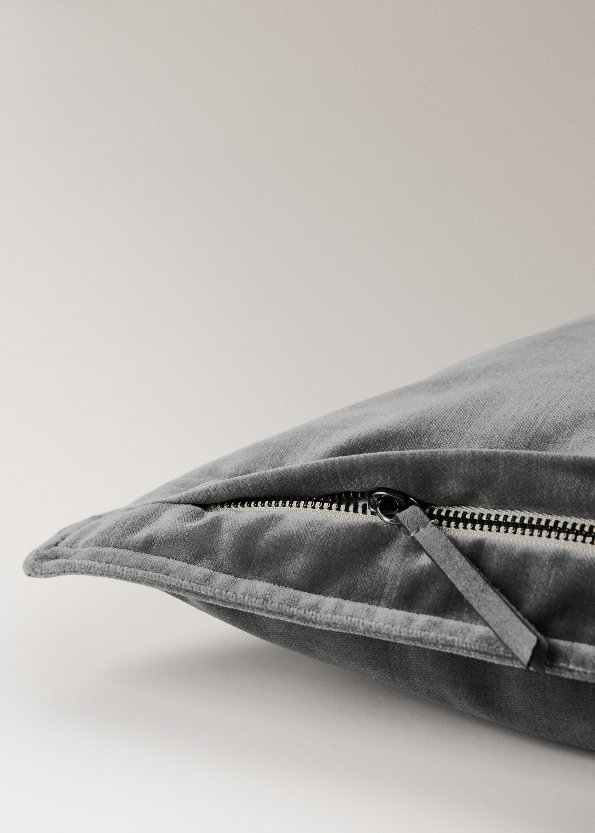 Velvet cushion cover 40x60 cm - Details of the article 2, Dark Grey. Ref: 17003323-00.