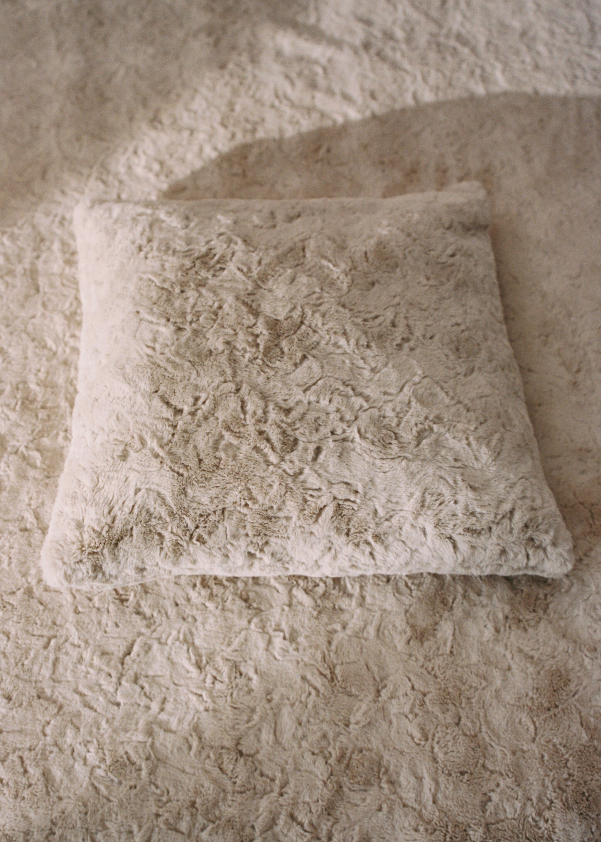 Fur-effect textured cushion cover 50x50 cm - Details of the article 5, Sand. Ref: 17003328-00.