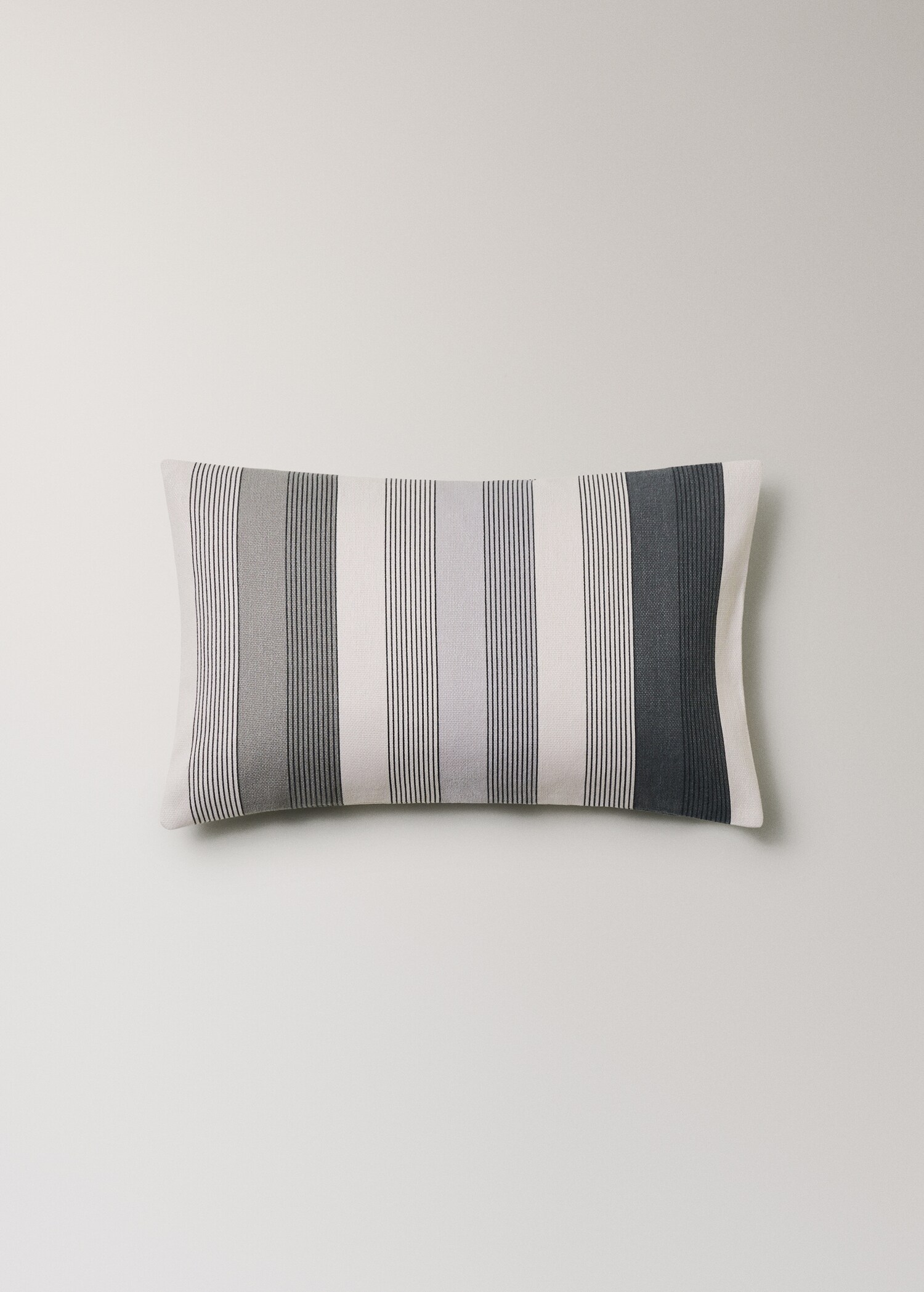 Baumwoll-Kissenhülle mit mehrfarbigem Streifenmuster 30 x 50 cm - Artikel ohne Model