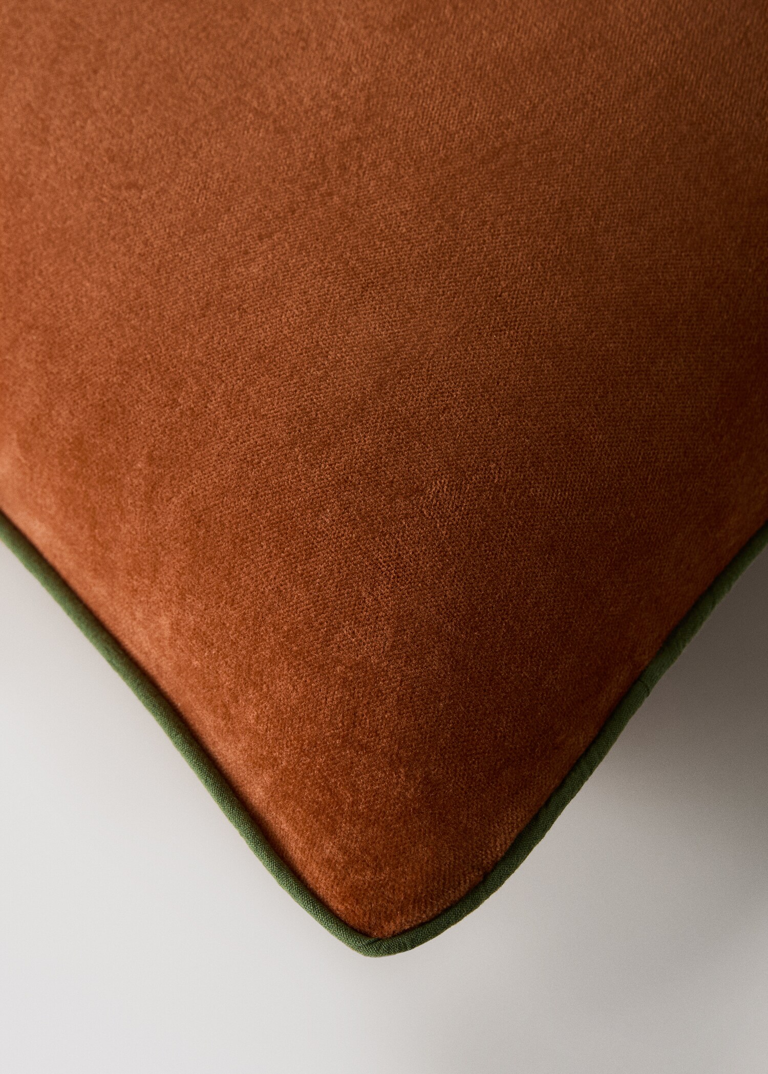 Velvet cushion cover with contrasting piping 50x50 cm - Details of the article 2