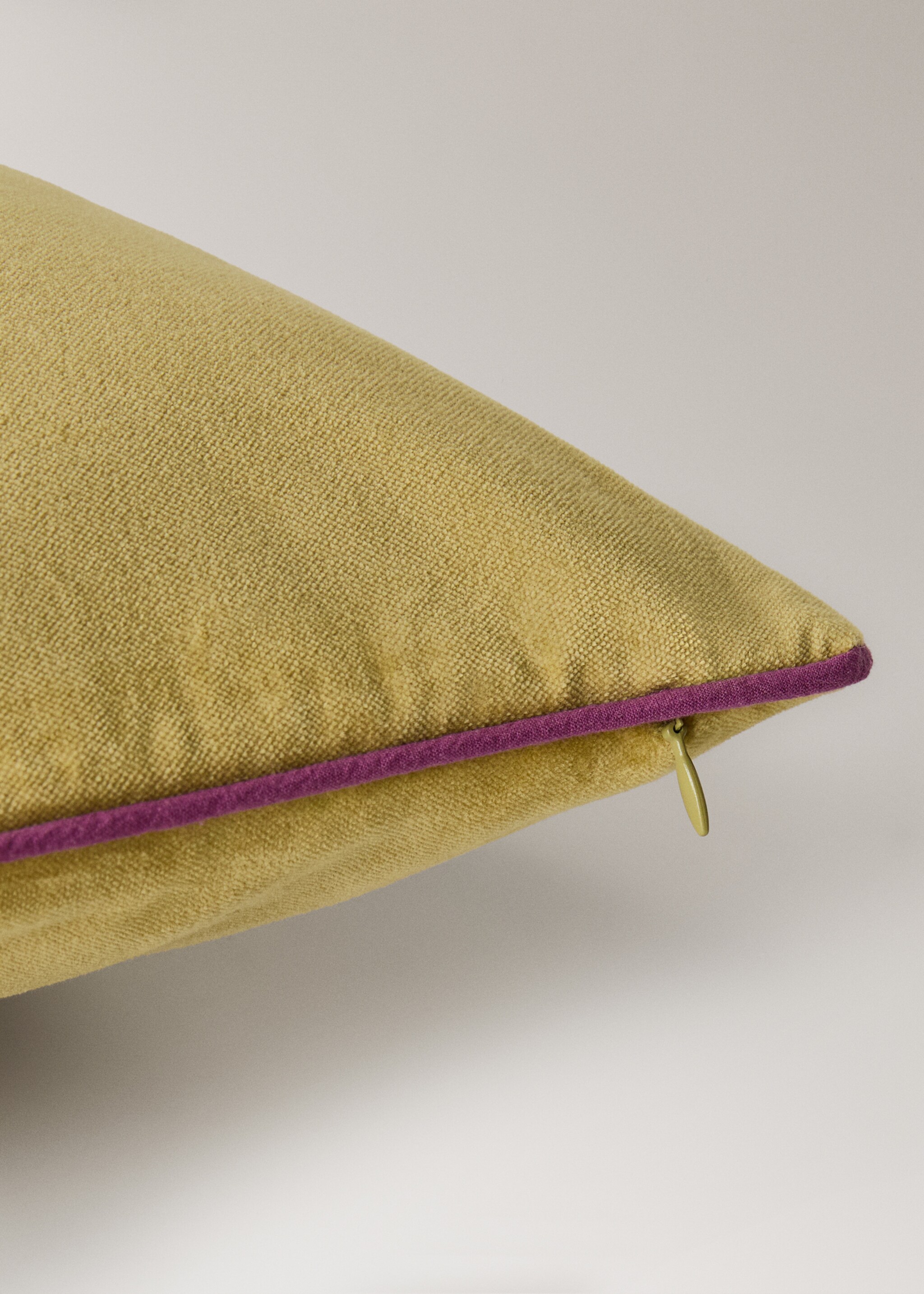 Velvet cushion cover with contrasting piping 30x50 cm - Details of the article 1