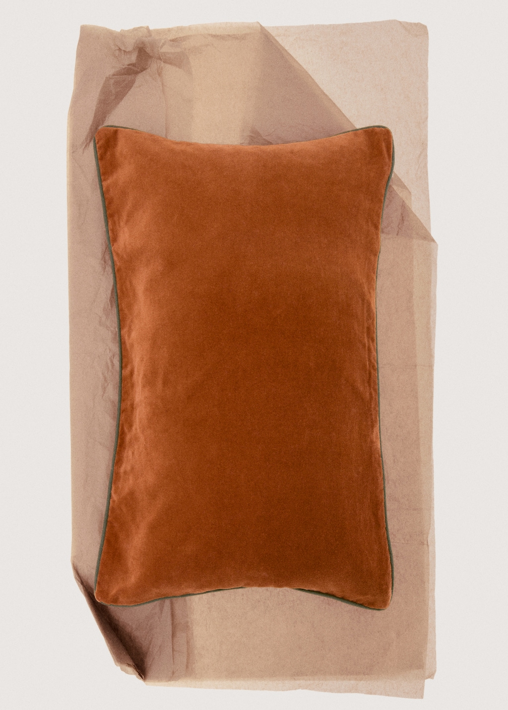 Velvet cushion cover with contrasting piping 30x50 cm