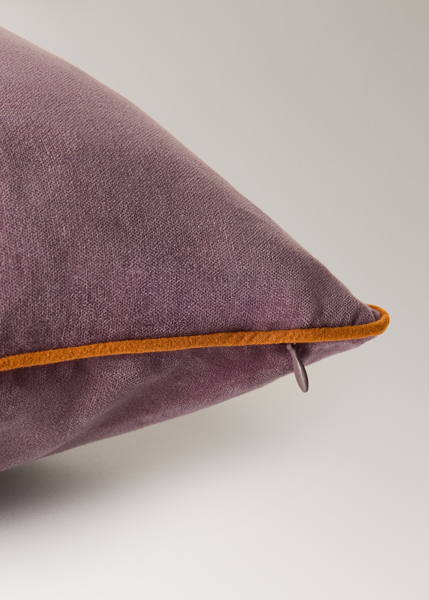 Velvet cushion cover with contrasting piping 30x50 cm - Details of the article 1