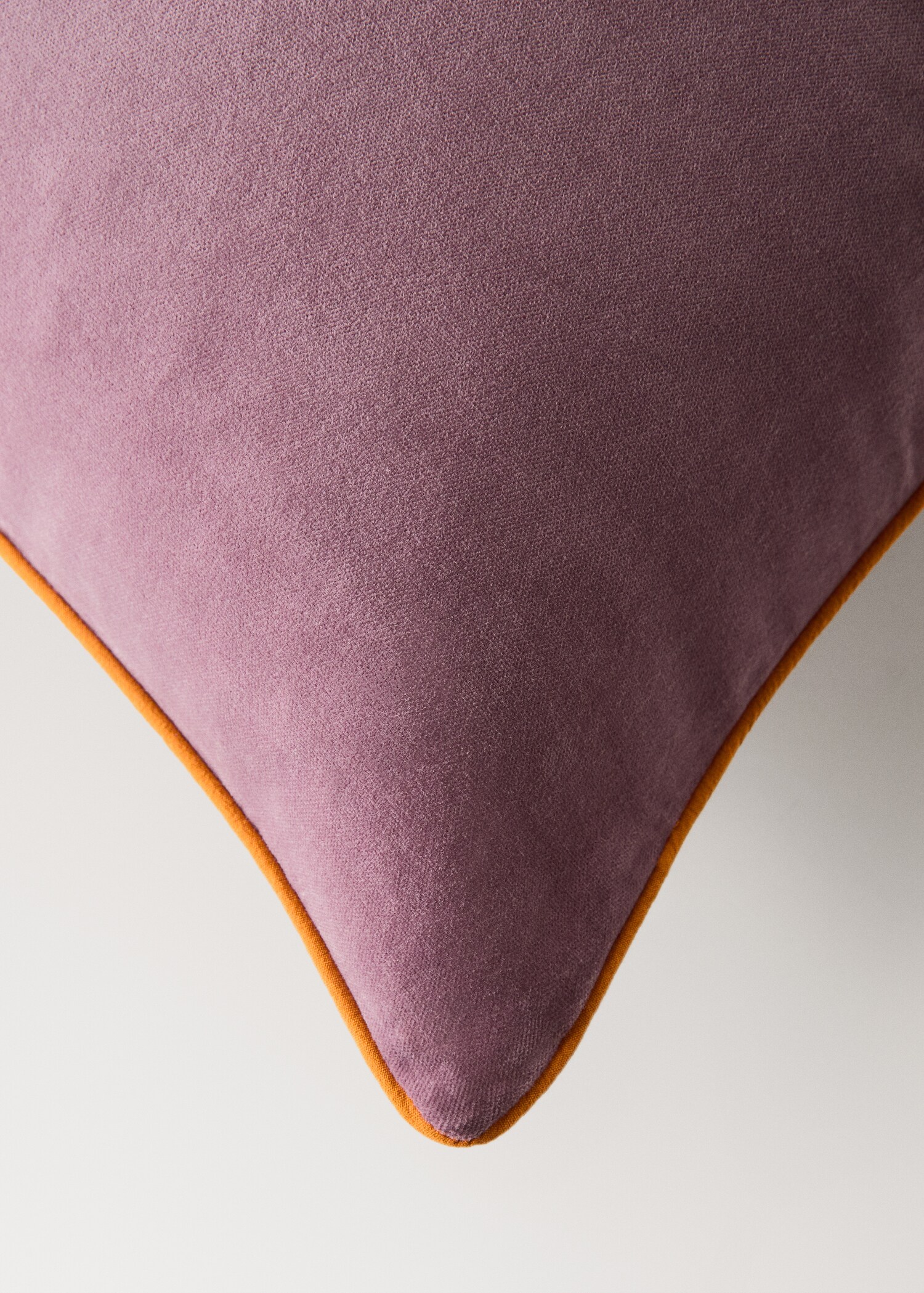 Velvet cushion cover with contrasting piping 30x50 cm - Details of the article 2