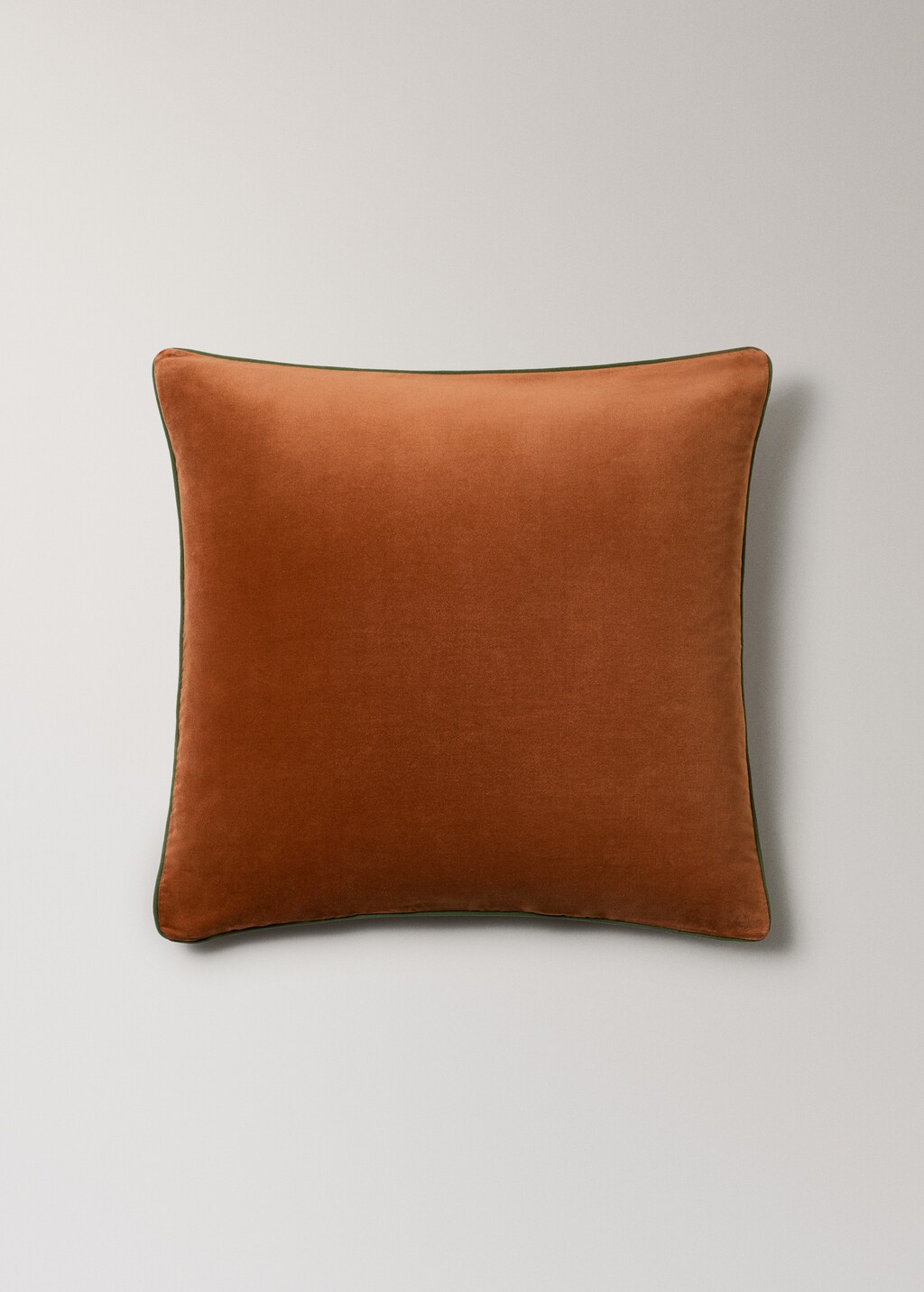 Velvet cushion cover with contrasting piping 60x60 cm