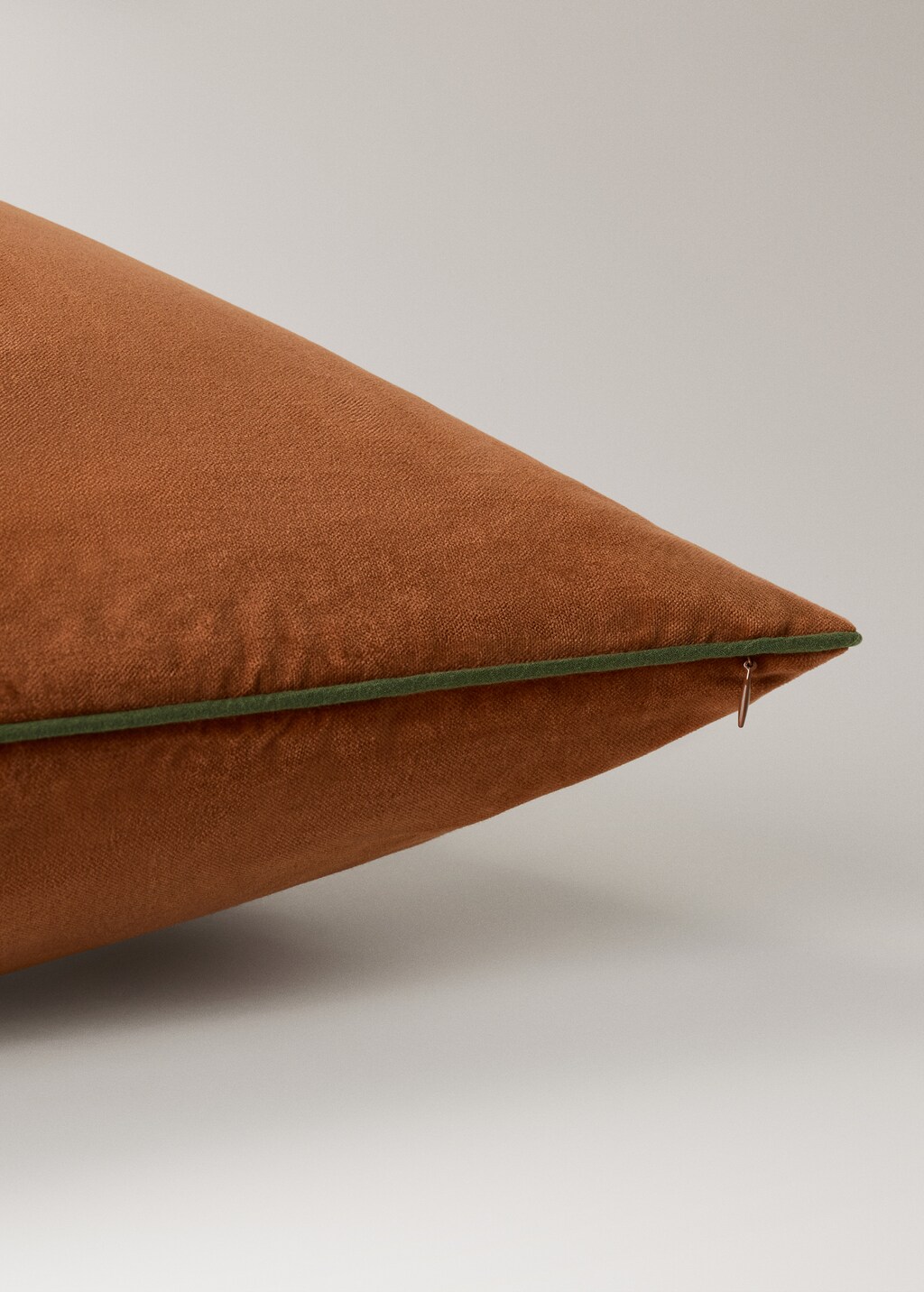 Velvet cushion cover with contrasting piping 60x60 cm