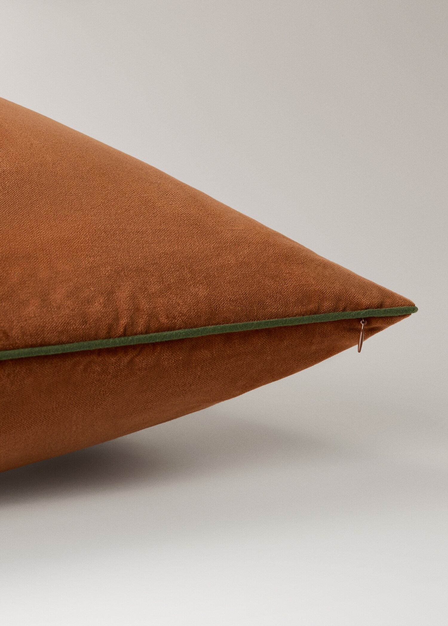 Velvet cushion cover with contrasting piping 60x60 cm - Details of the article 1