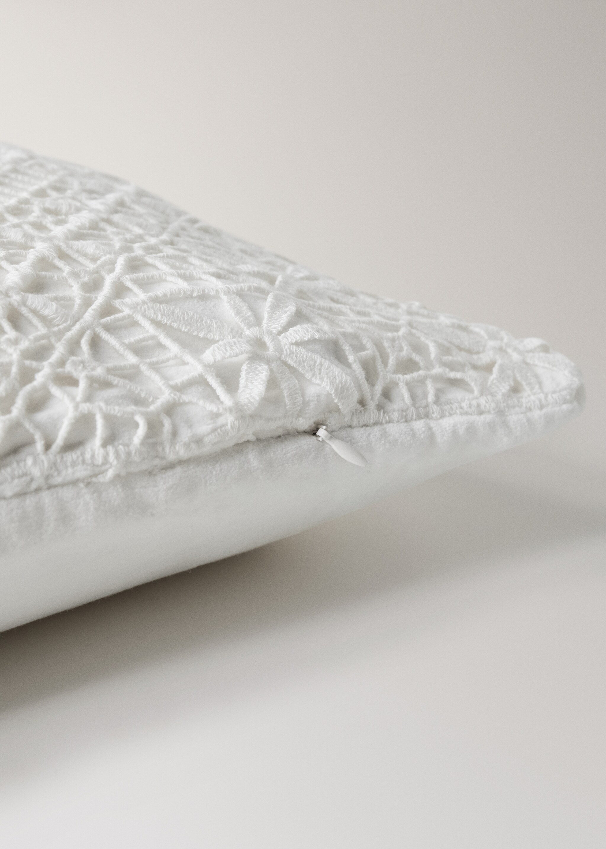 Embroidered cotton cushion cover 30x50cm - Details of the article 2, White. Ref: 17003335-00.