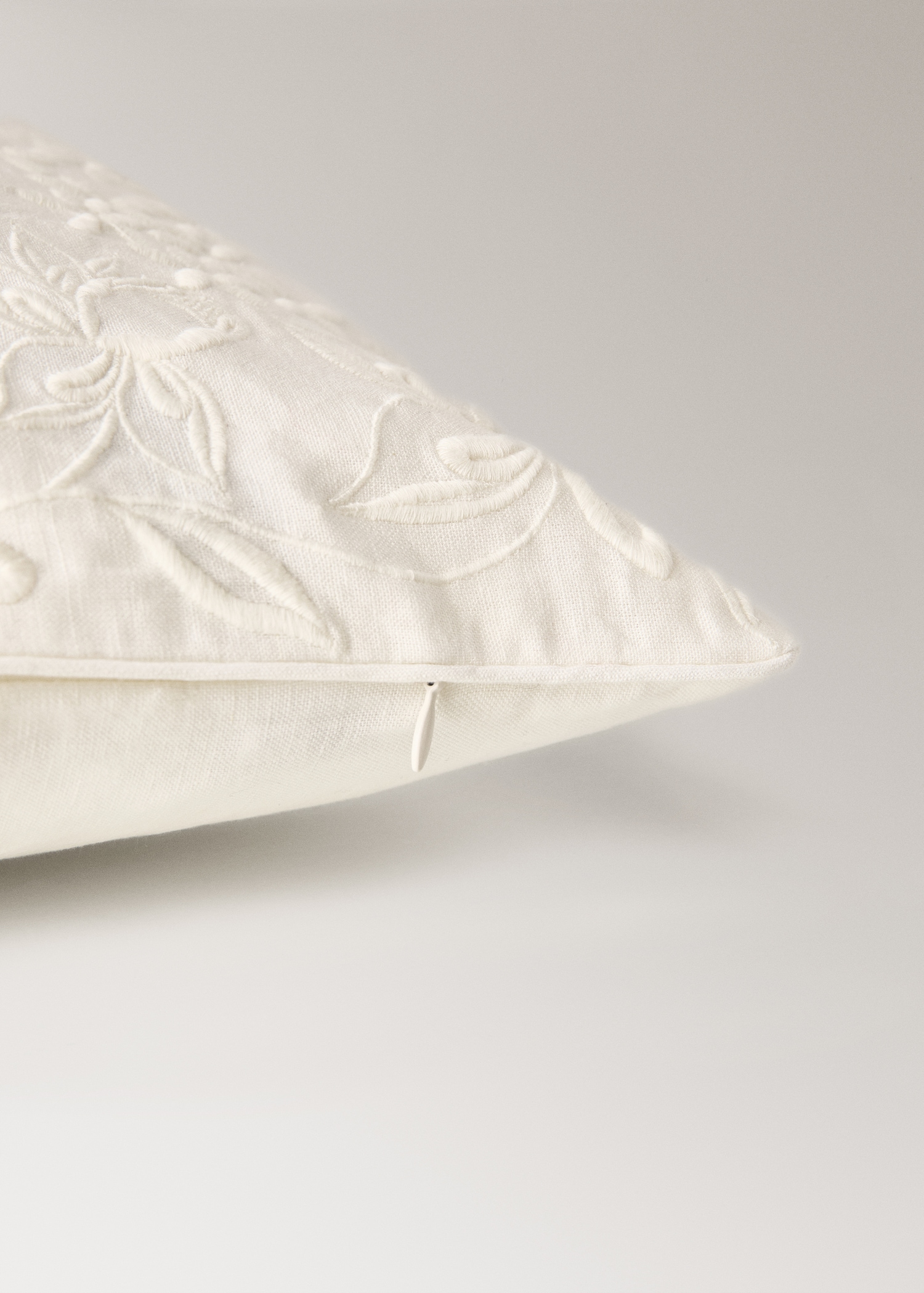Cotton linen embroidered cushion cover 50x50 cm - Details of the article 2
