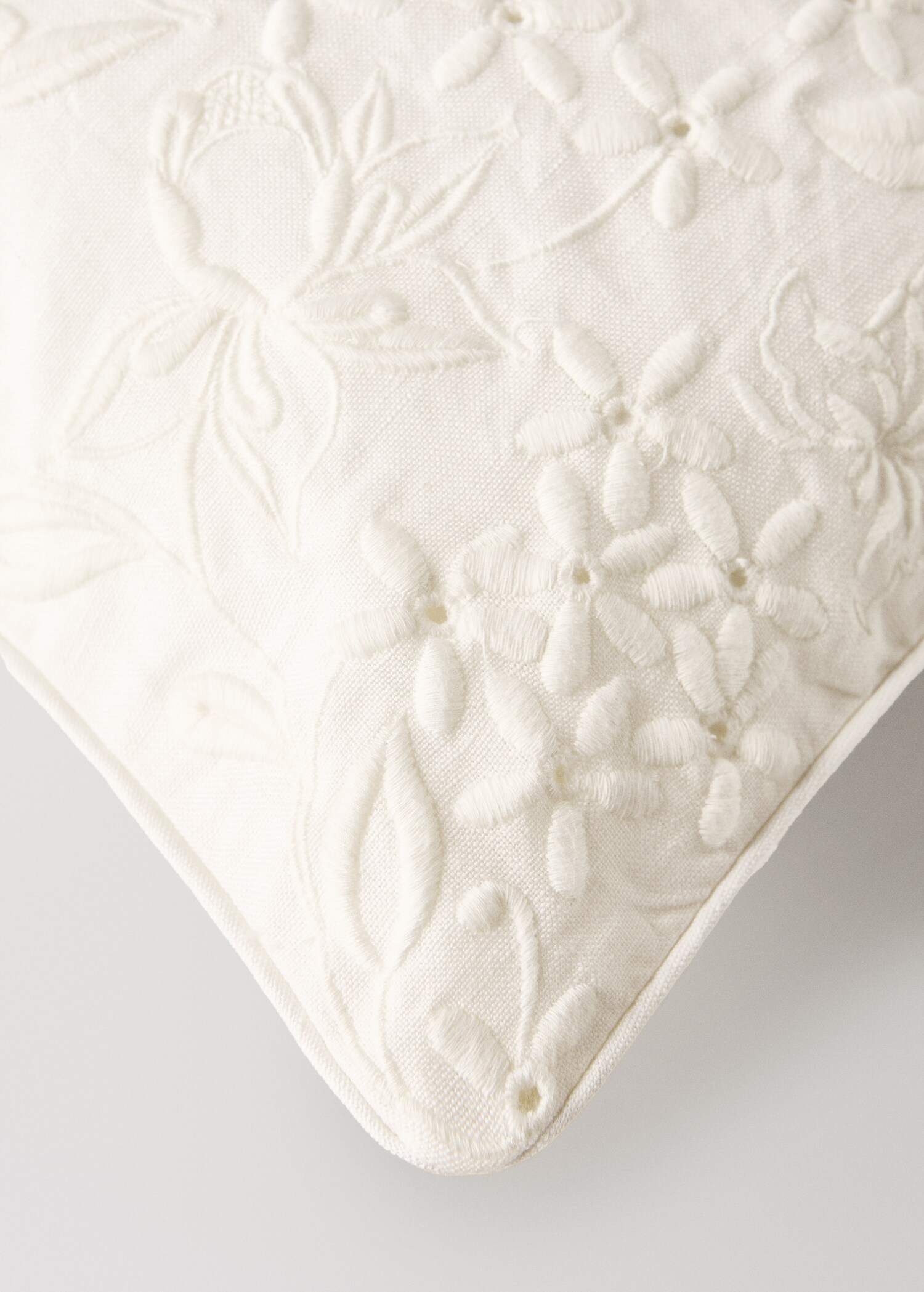 Cotton linen embroidered cushion cover 50x50 cm - Details of the article 3