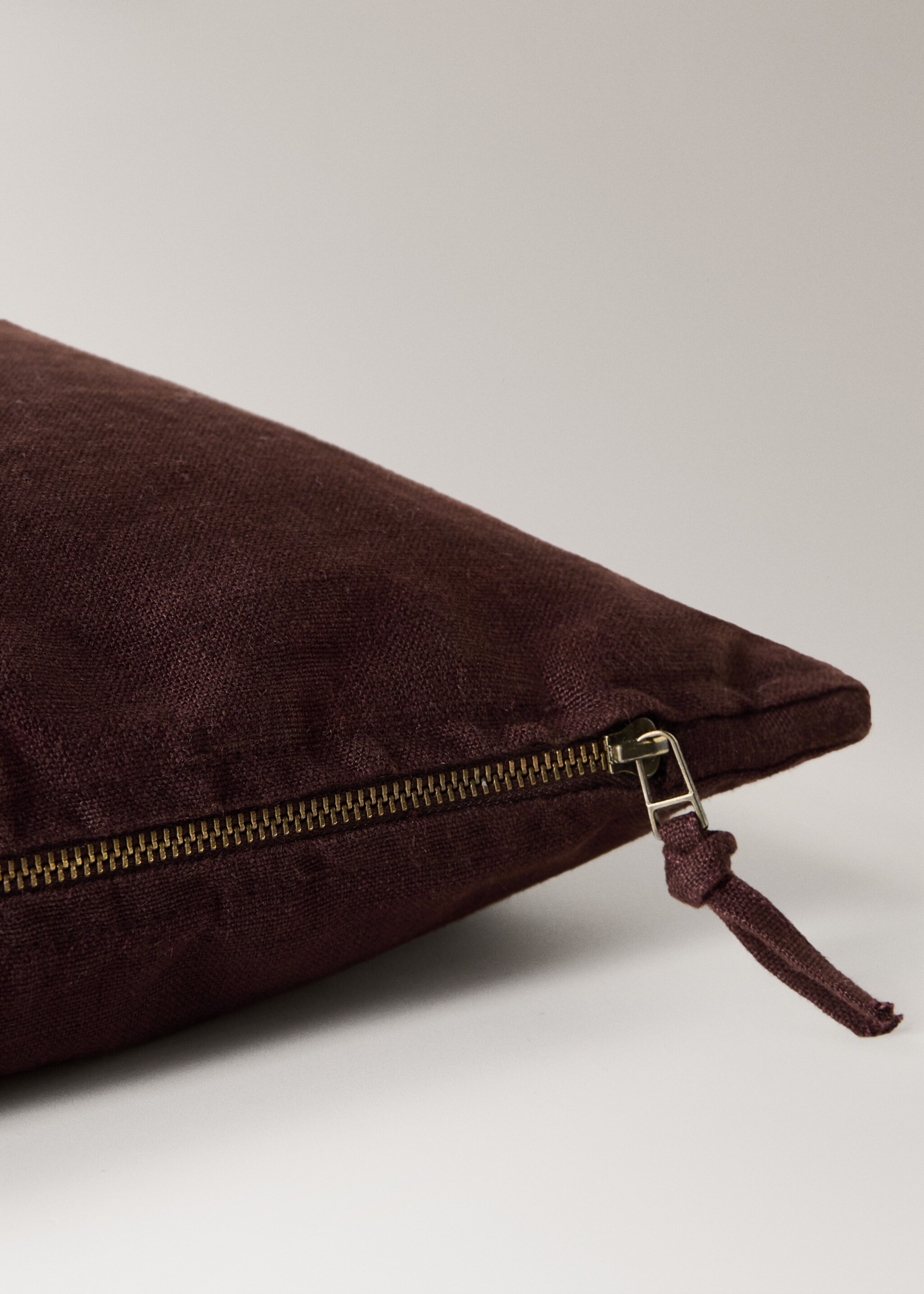 Linen cushion cover 50x50 cm - Details of the article 1, Blackberry. Ref: 17003341-00.