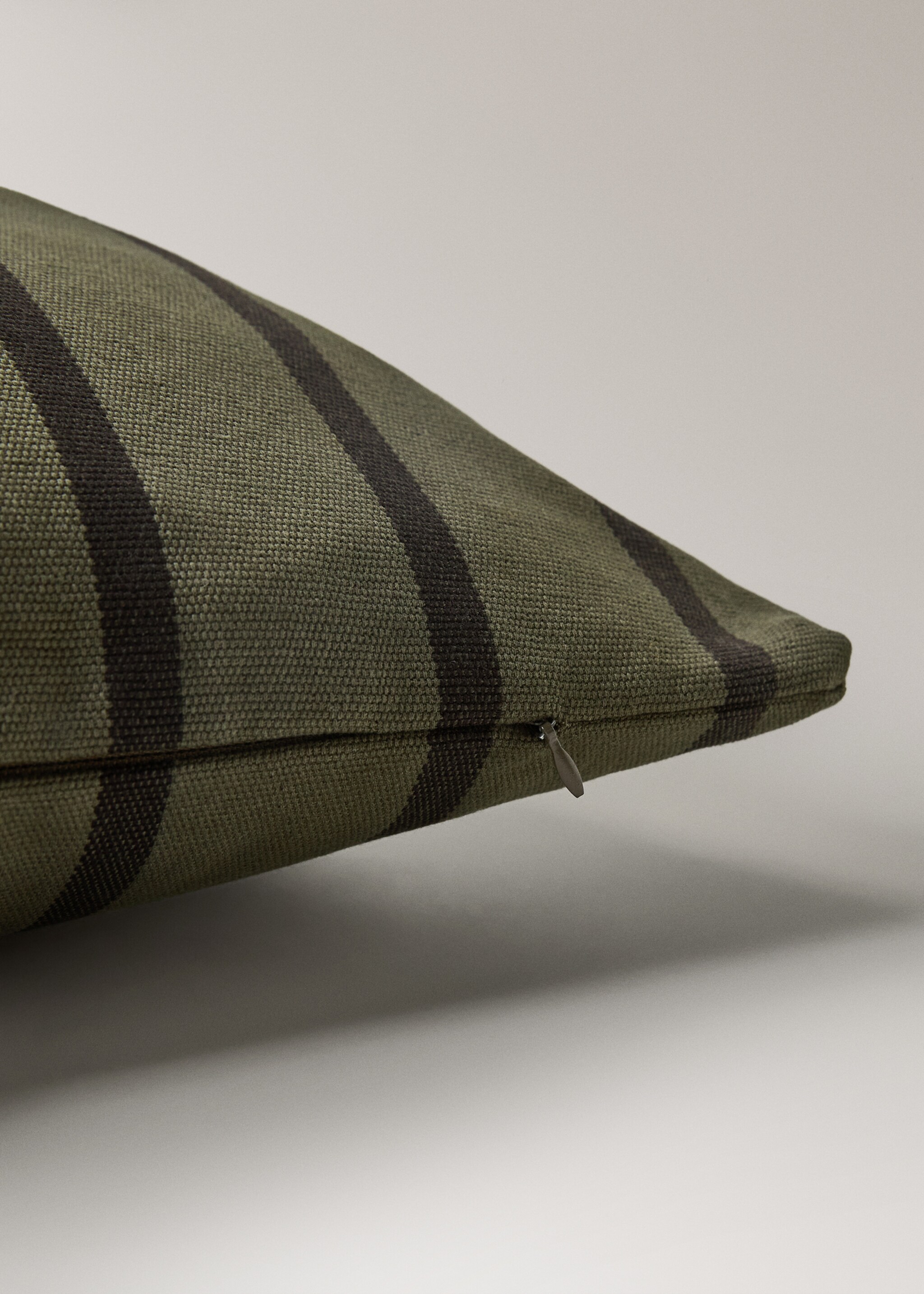 Povlak na polštářek z bavlny s dvoubarevnými pruhy 40x60 cm - Detail zboží 1, Olivová. Ref: 17003344-00.