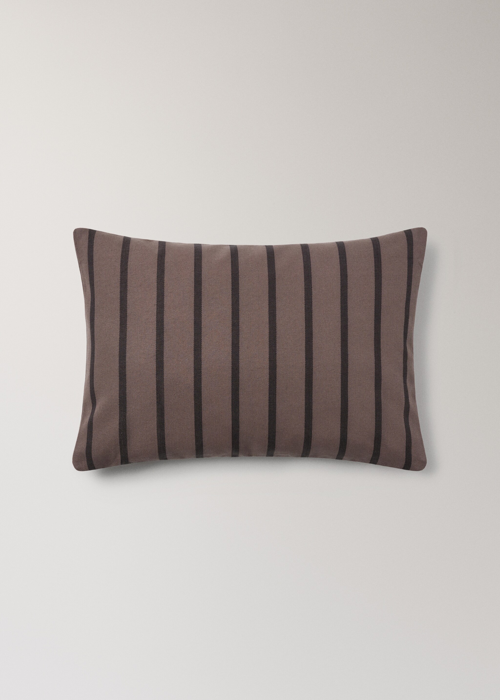 Cotton two-tone striped cushion cover 40x60 cm - Details of the article 1, Blackberry. Ref: 17003344-00.
