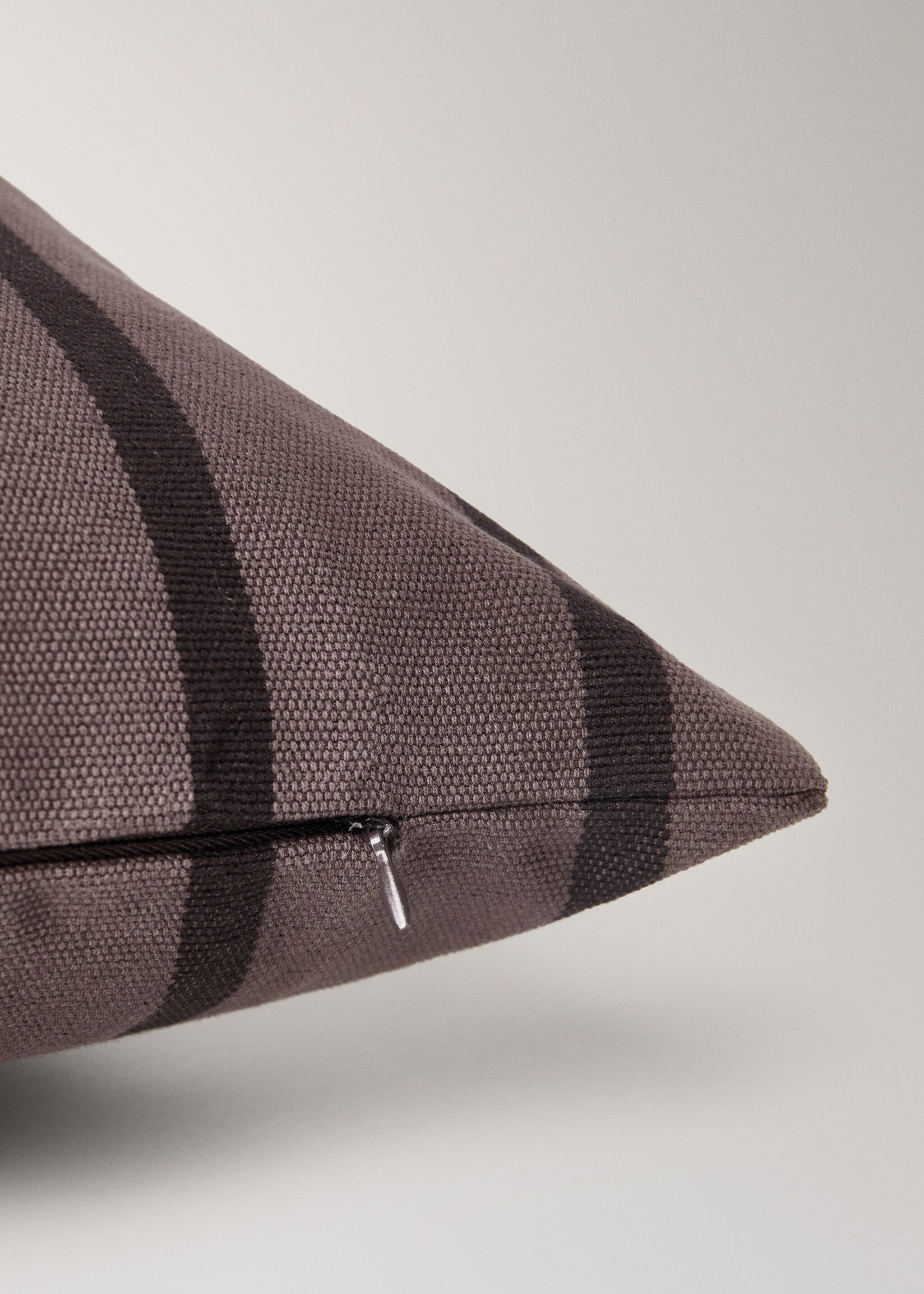 Cotton two-tone striped cushion cover 40x60 cm - Details of the article 2, Blackberry. Ref: 17003344-00.