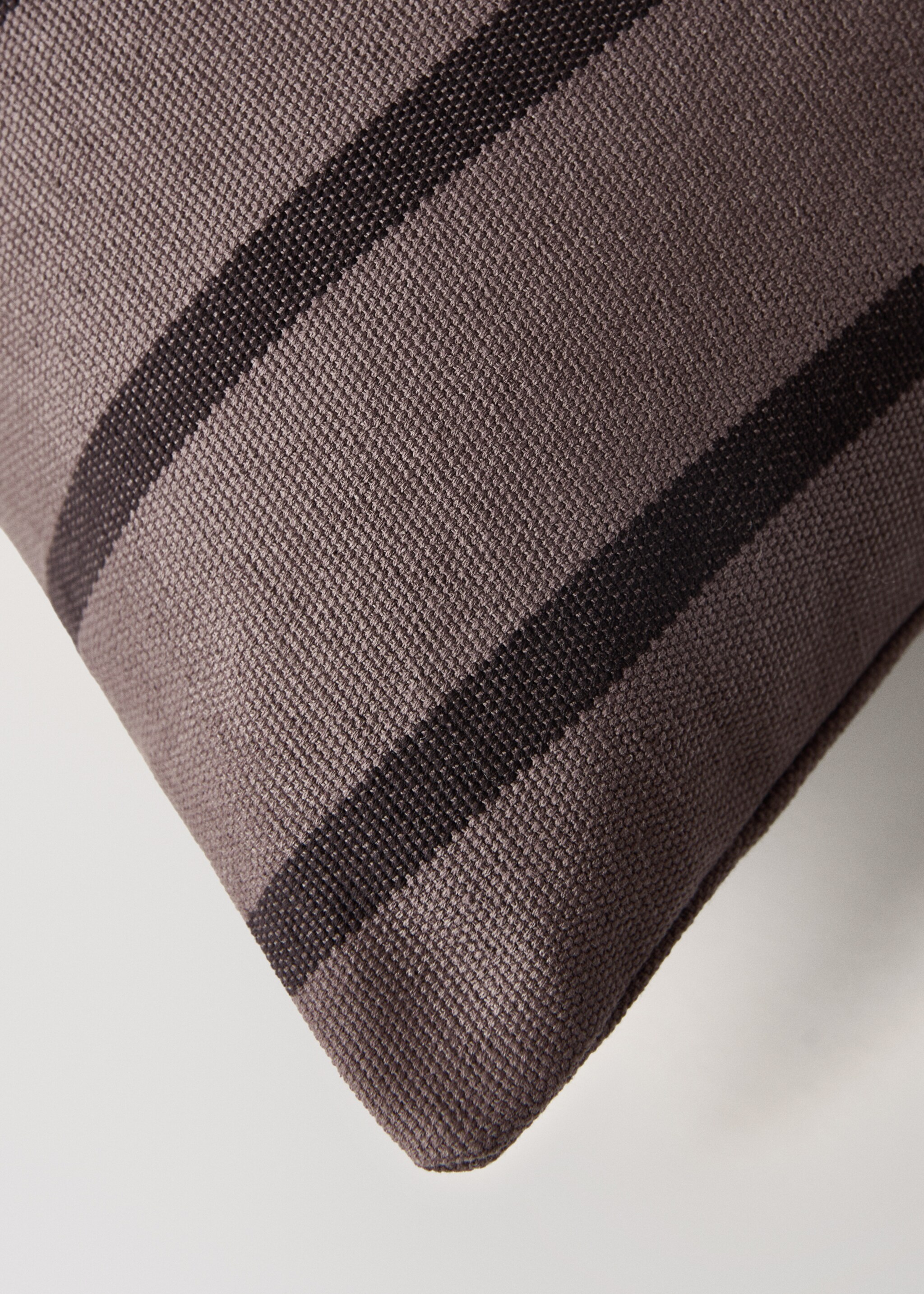 Cotton two-tone striped cushion cover 40x60 cm - Details of the article 3, Blackberry. Ref: 17003344-00.