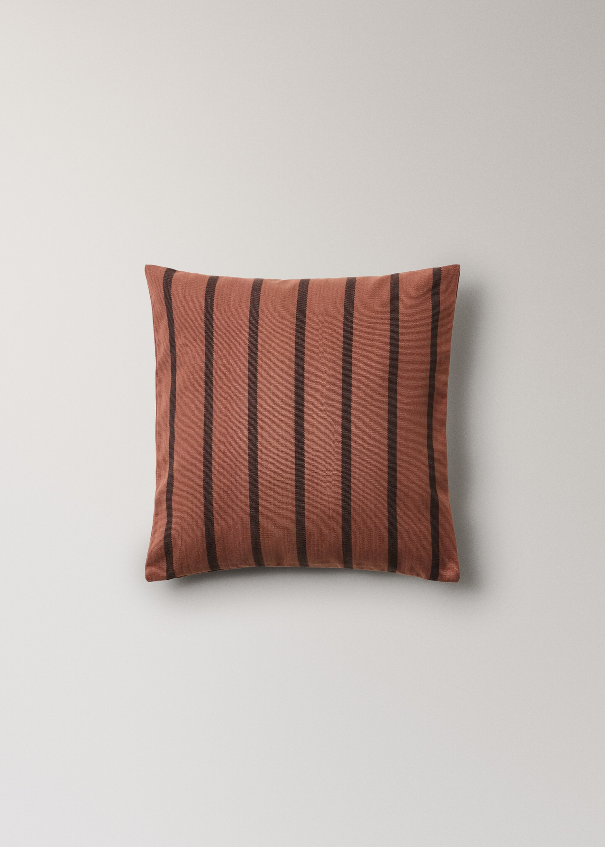 Funda coixí cotó ratlla bicolor 40x40 cm - Article sense model, Marró. Ref: 17003345-00.