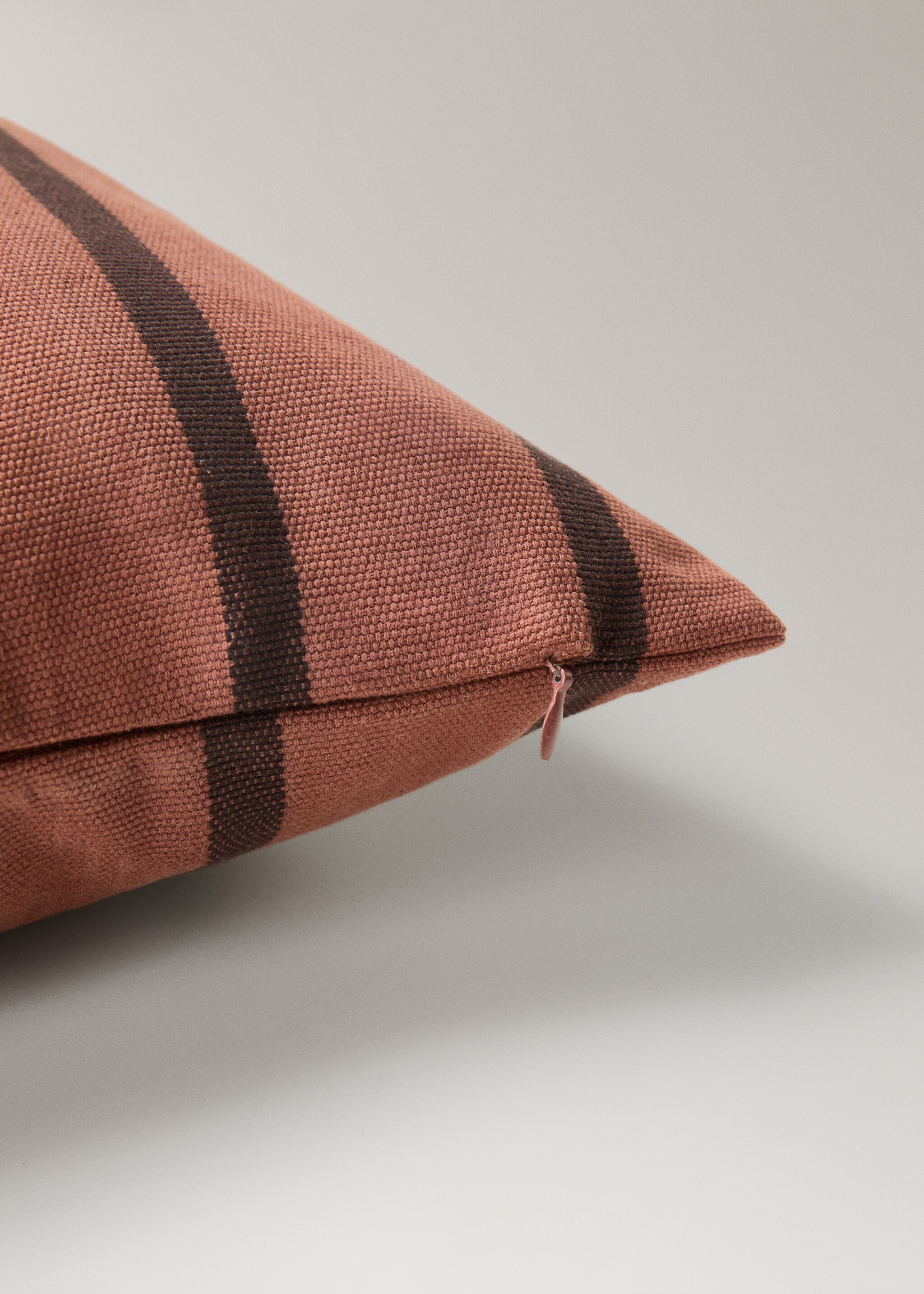 Funda coixí cotó ratlla bicolor 40x40 cm - Detall de l'article 1, Marró. Ref: 17003345-00.