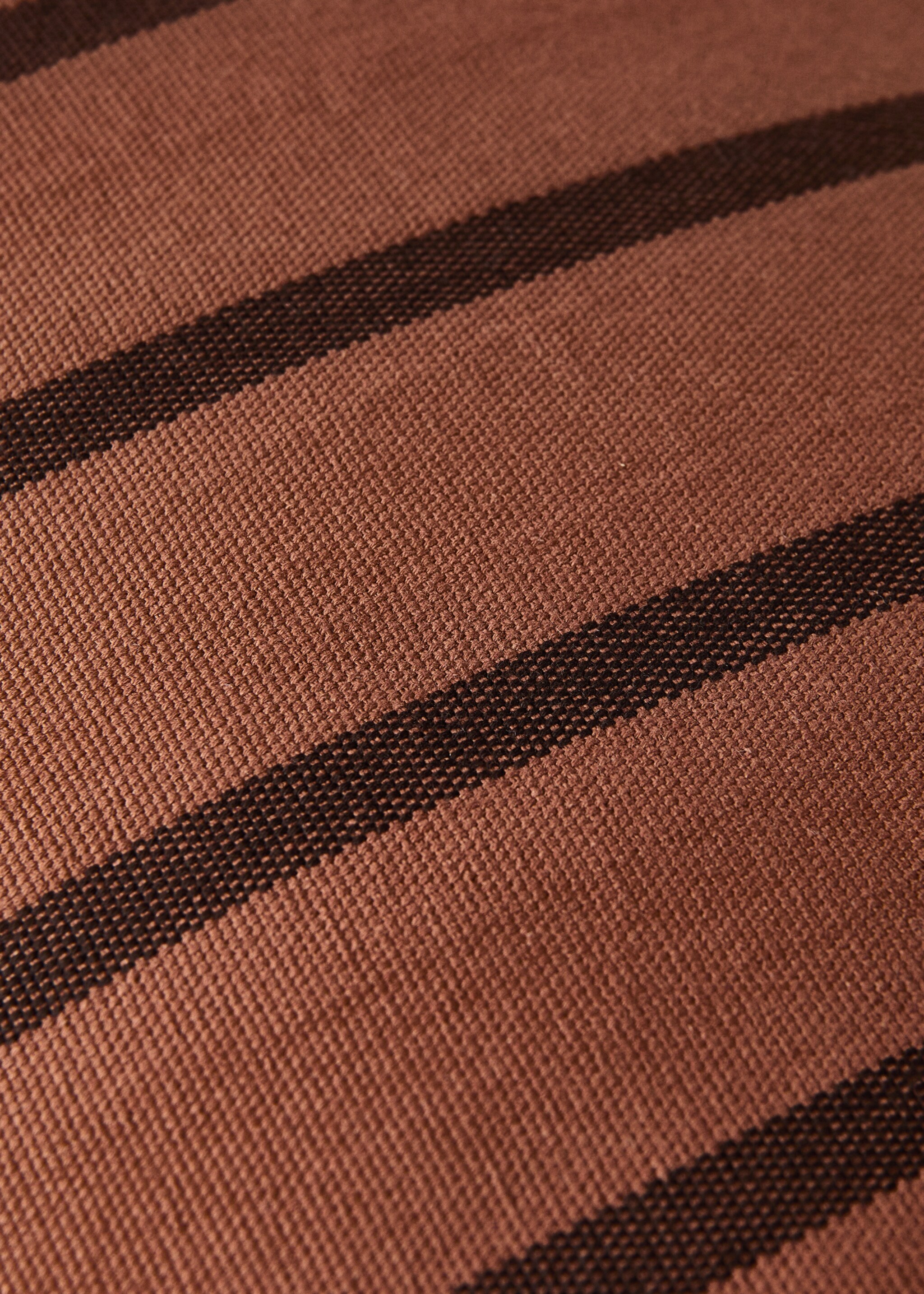 Funda coixí cotó ratlla bicolor 40x40 cm - Detall de l'article 4, Marró. Ref: 17003345-00.