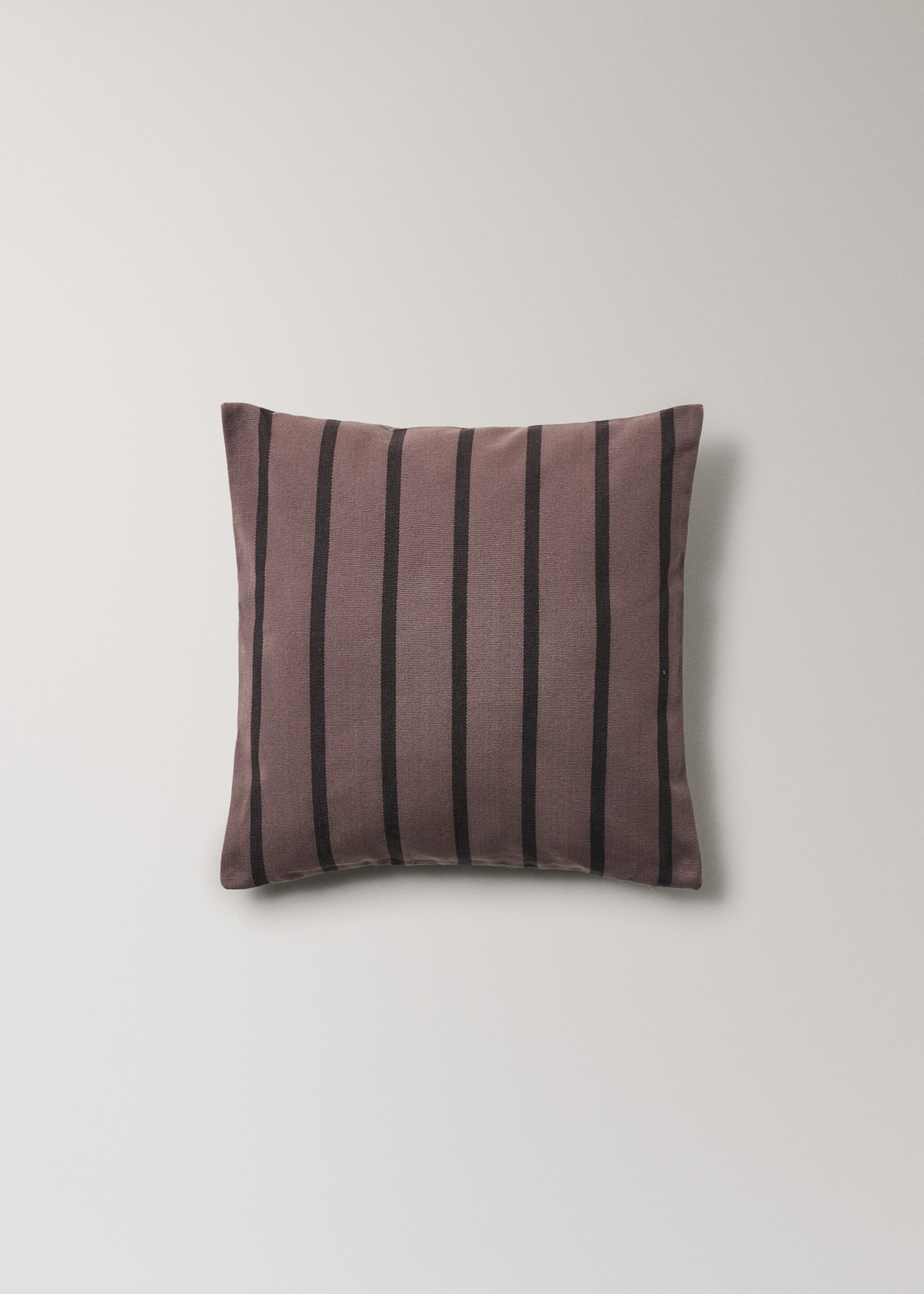 Cotton cushion cover with two-tone stripes 40x40 cm - Article without model, Blackberry. Ref: 17003345-00.