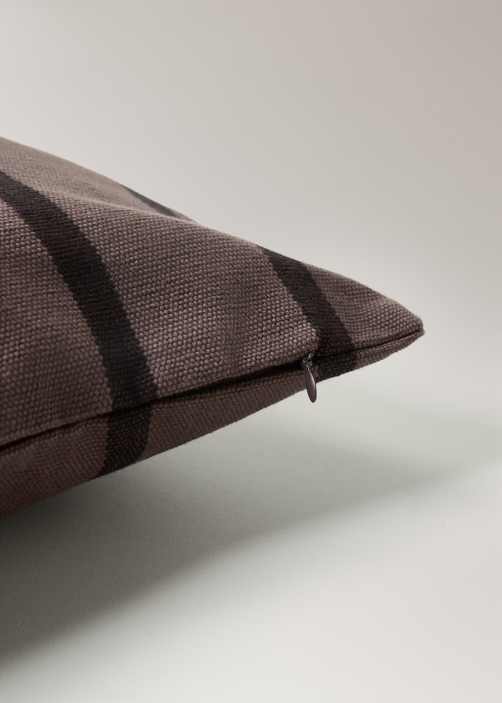 Cotton cushion cover with two-tone stripes 40x40 cm