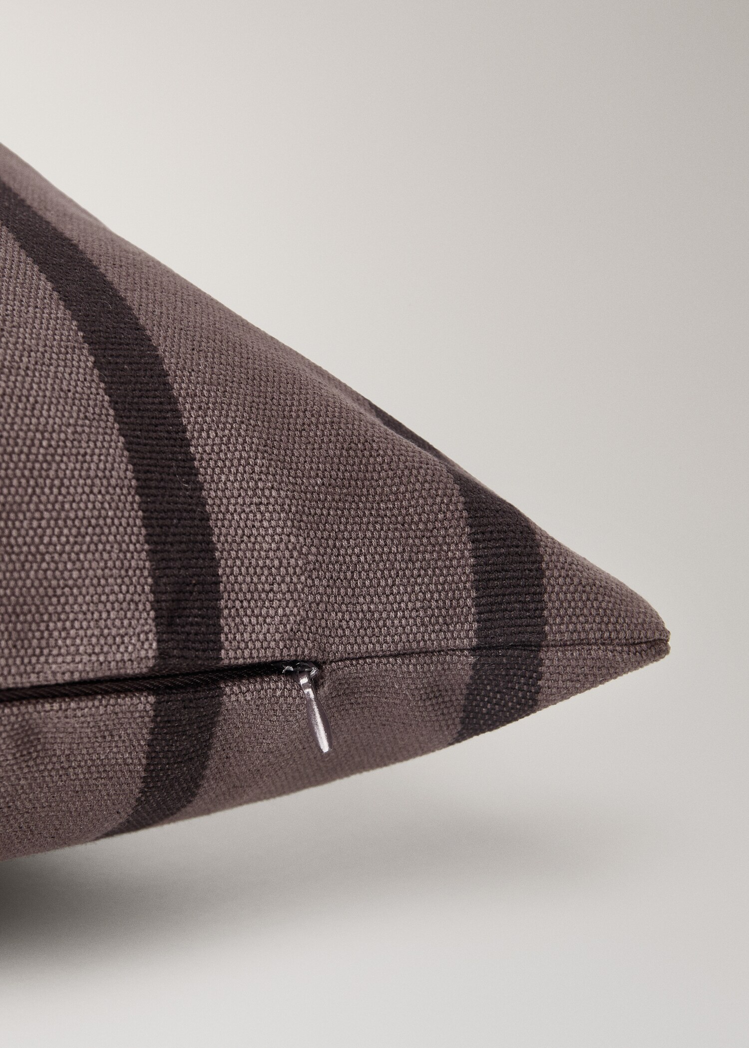 Cotton cushion cover with two-tone stripes 40x40 cm - Details of the article 2