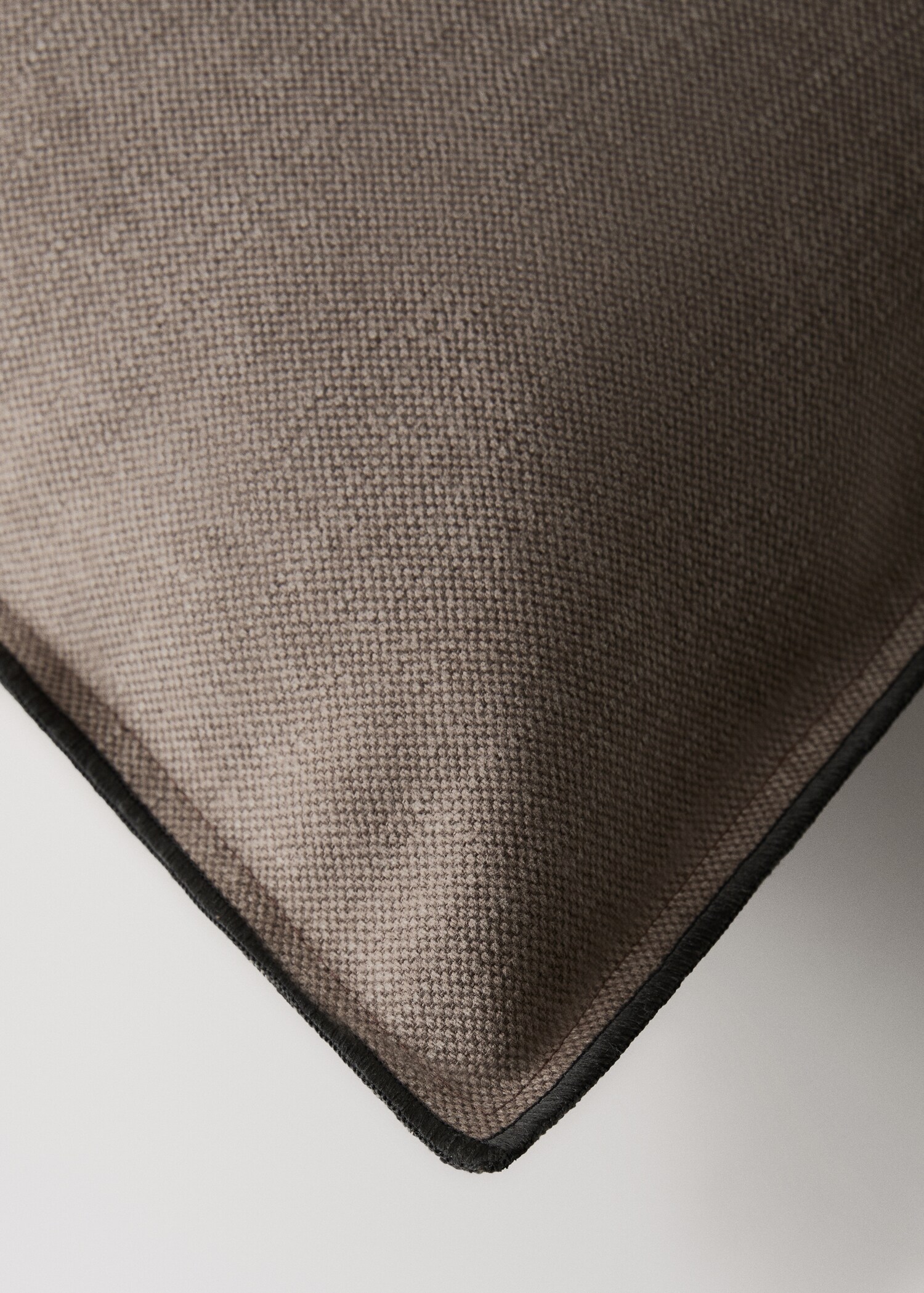 Texturierter Kissenbezug aus Leinen mit Overlock-Detail, 50 x 50 cm - Detail des Artikels 3