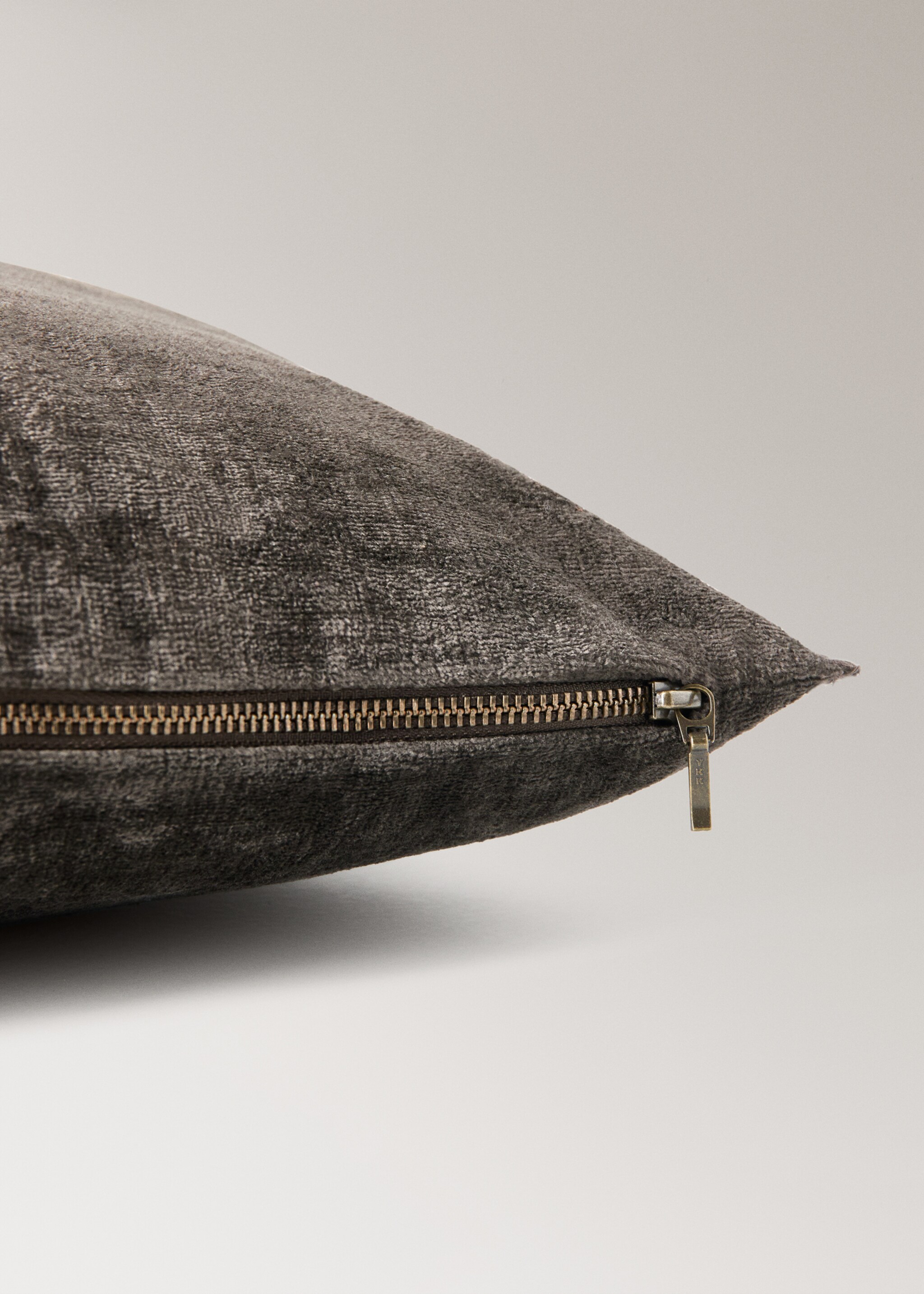 Velvet linen cushion cover 40x60 cm - Details of the article 1, Coffee. Ref: 17003348-00.