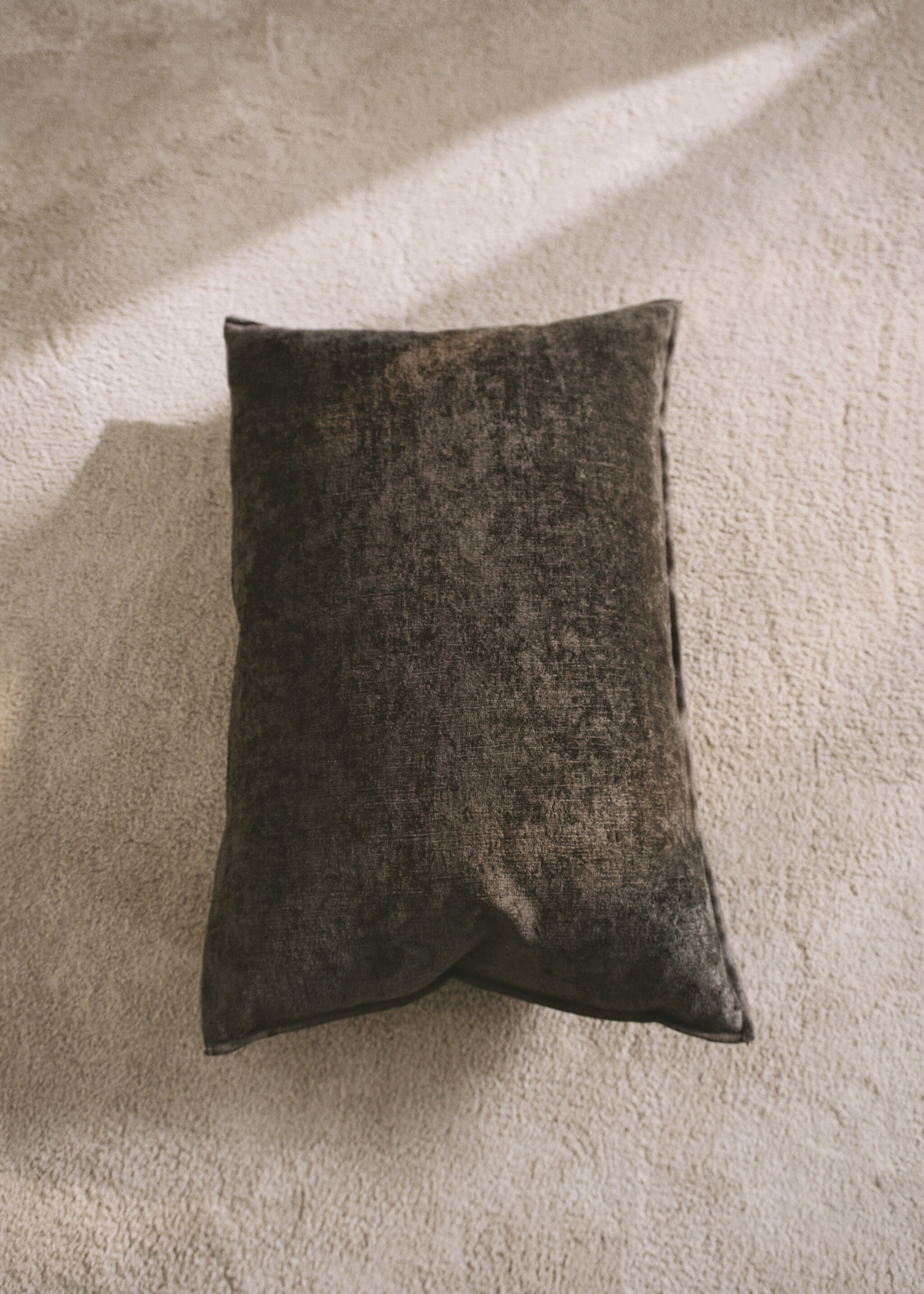 Velvet linen cushion cover 40x60 cm - Details of the article 5, Coffee. Ref: 17003348-00.