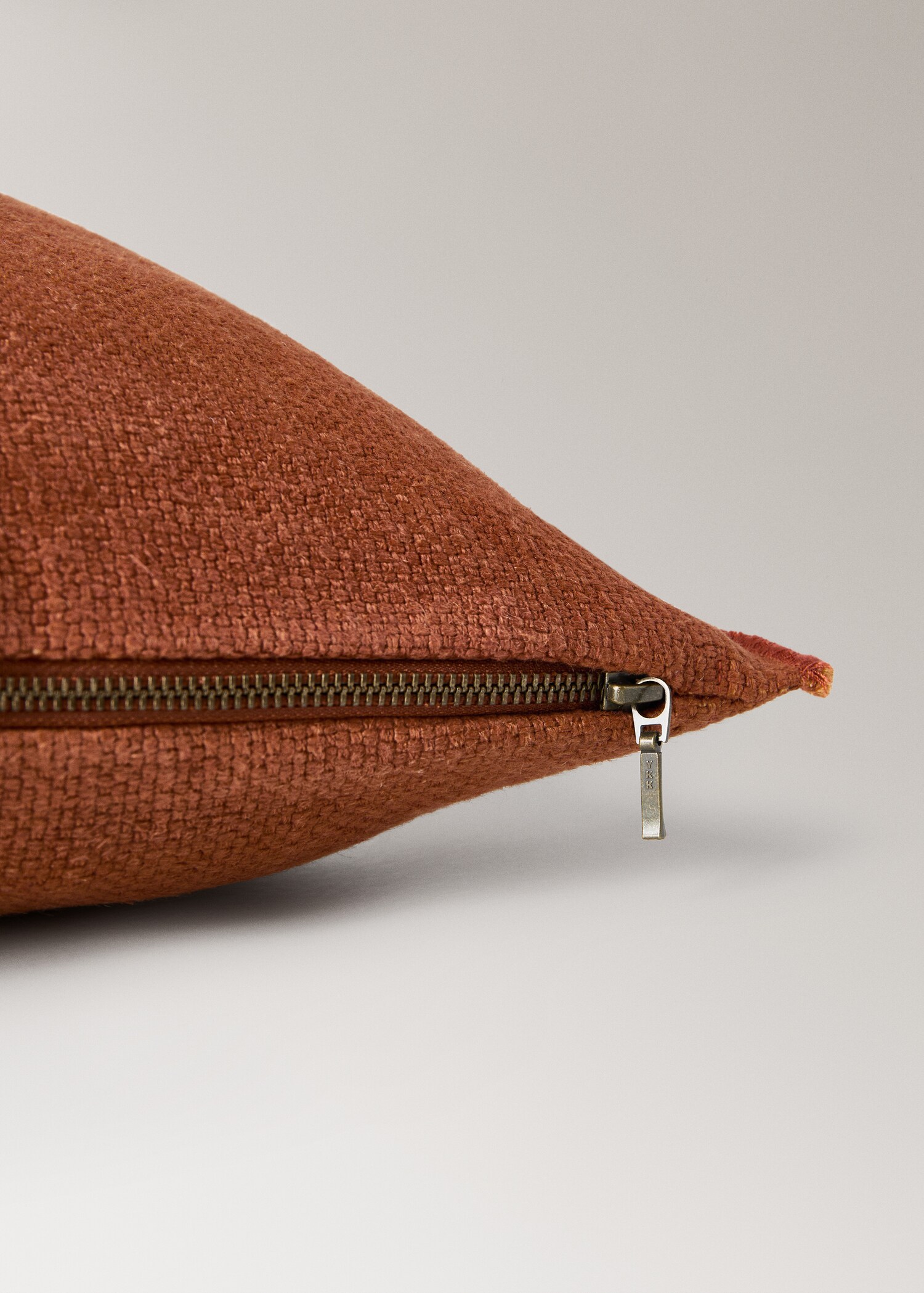Cushion case mathew - Details of the article 1