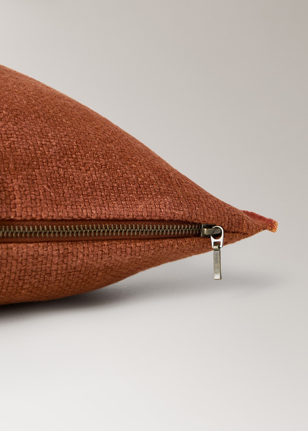 Linen cushion cover with overlock stitching 40x60 cm