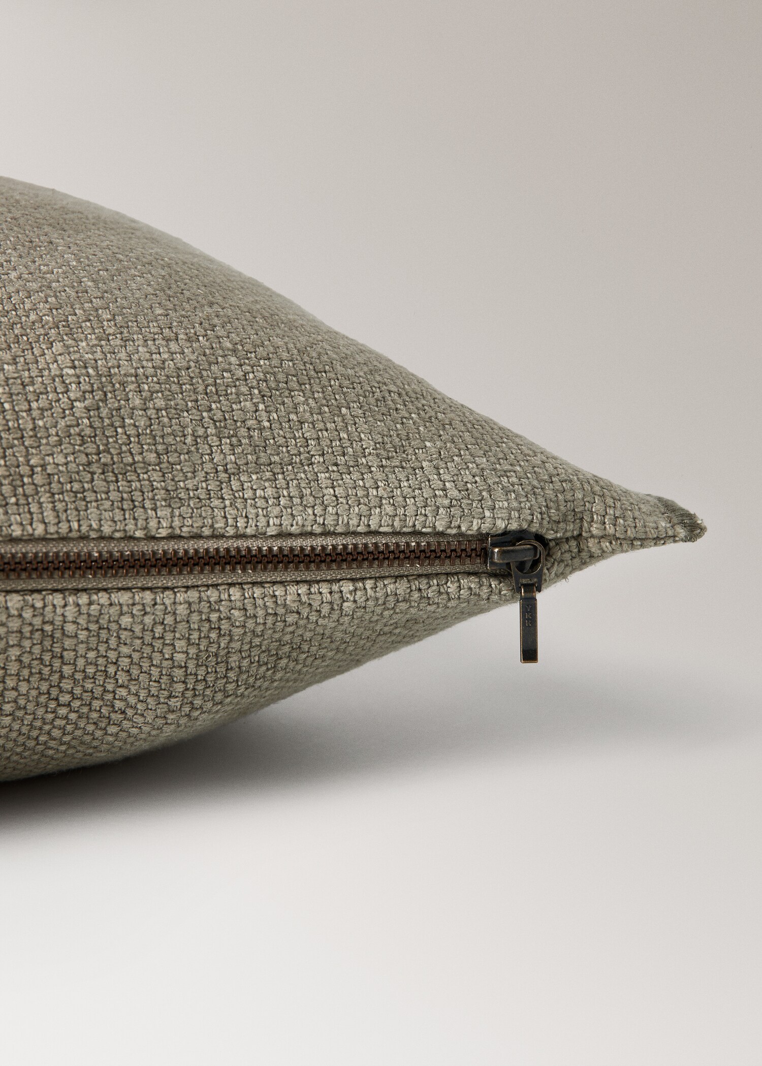 Cushion case mathew - Details of the article 1