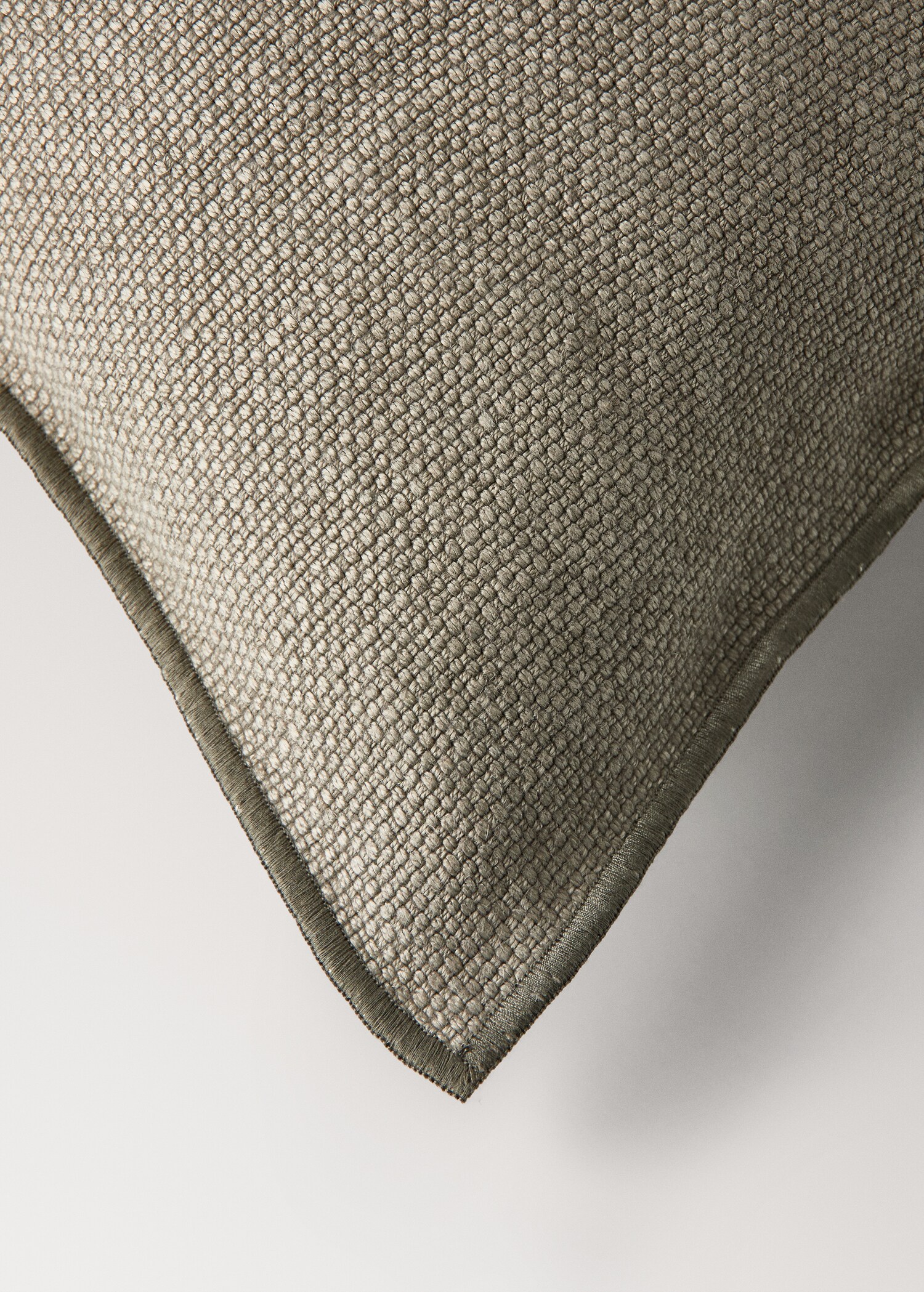 Cushion case mathew - Details of the article 2