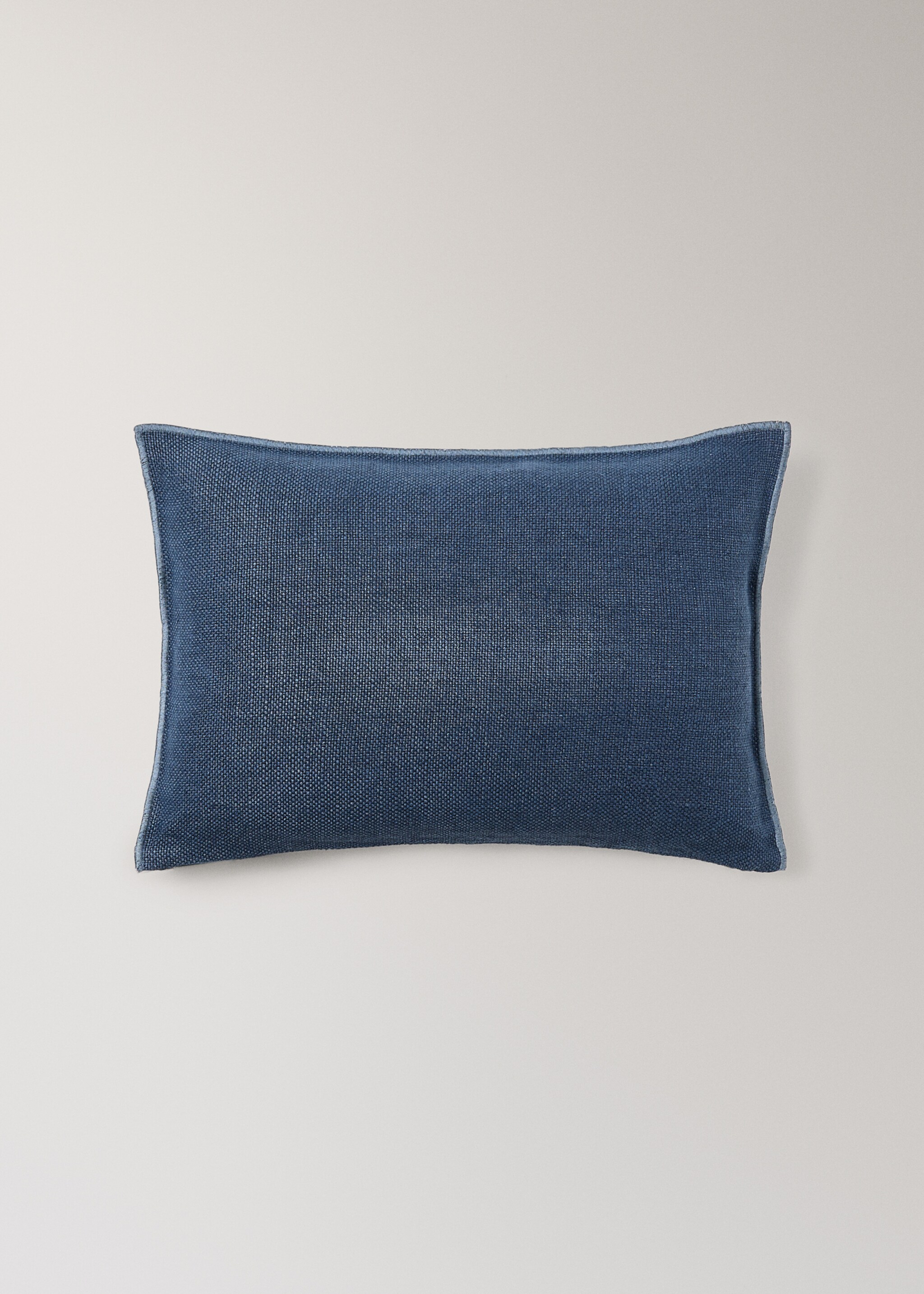 Linen cushion cover with overlock stitching 40x60 cm - Article without model, Ink Blue. Ref: 17003349-00.