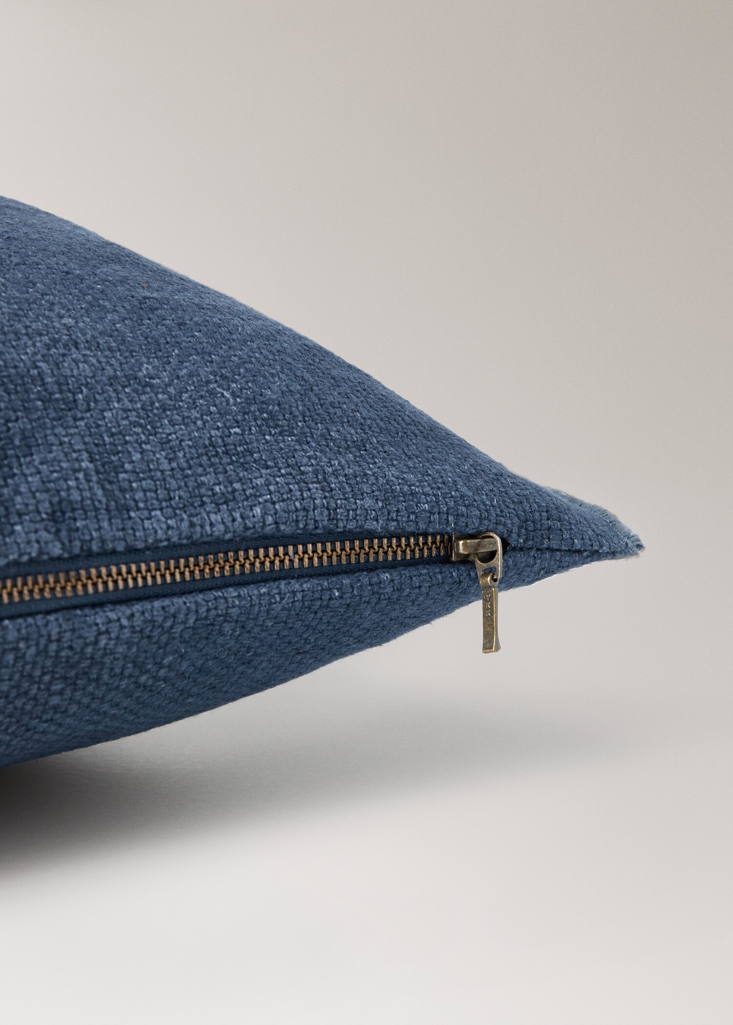 Cushion case mathew - Details of the article 1
