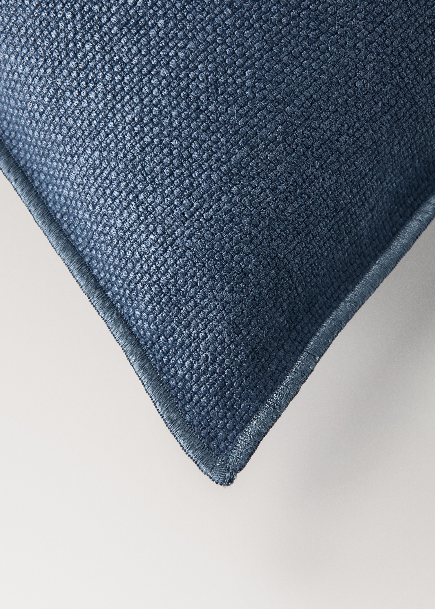 Cushion case mathew - Details of the article 2