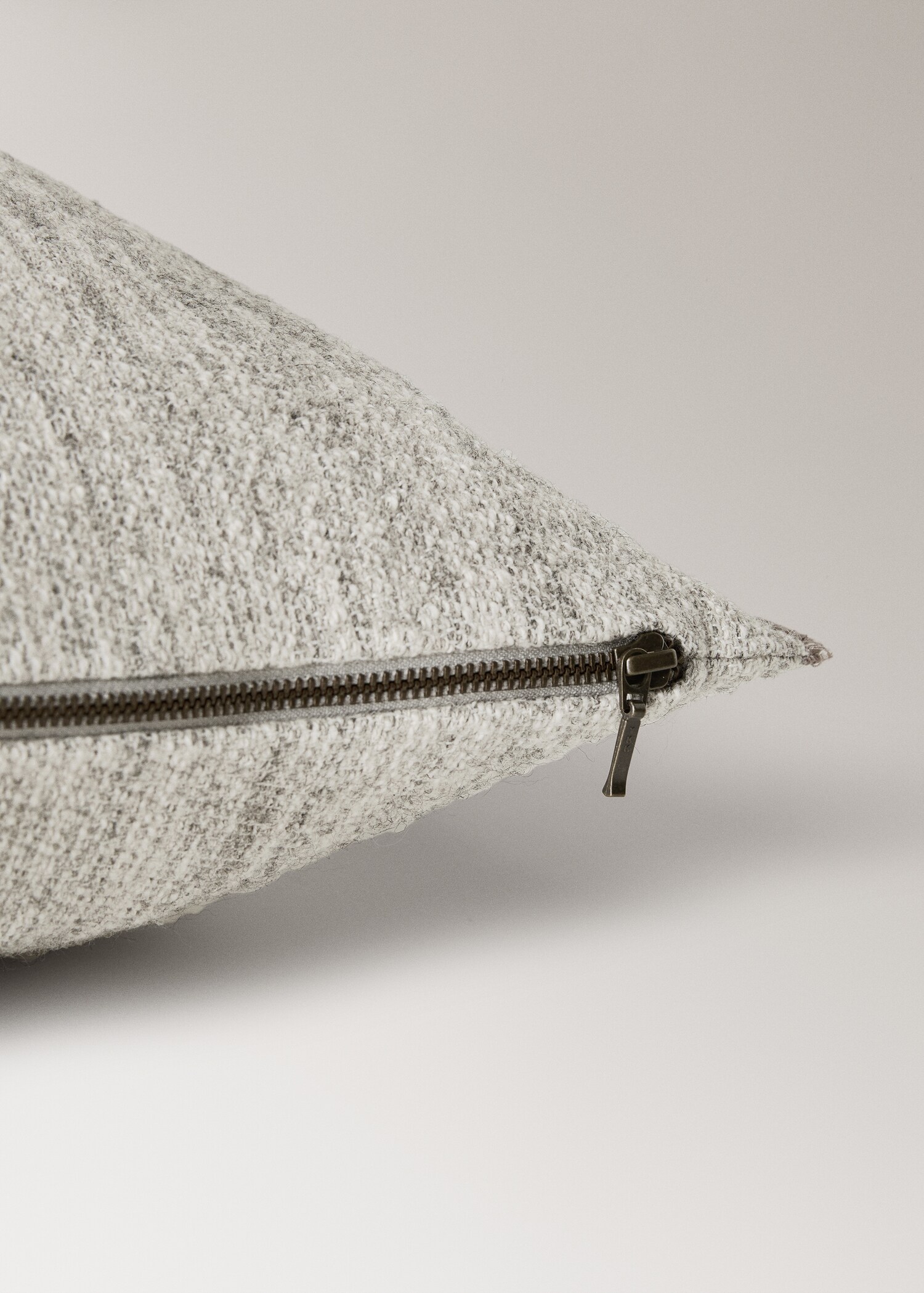 Cotton, linen and wool cushion cover - Details of the article 1