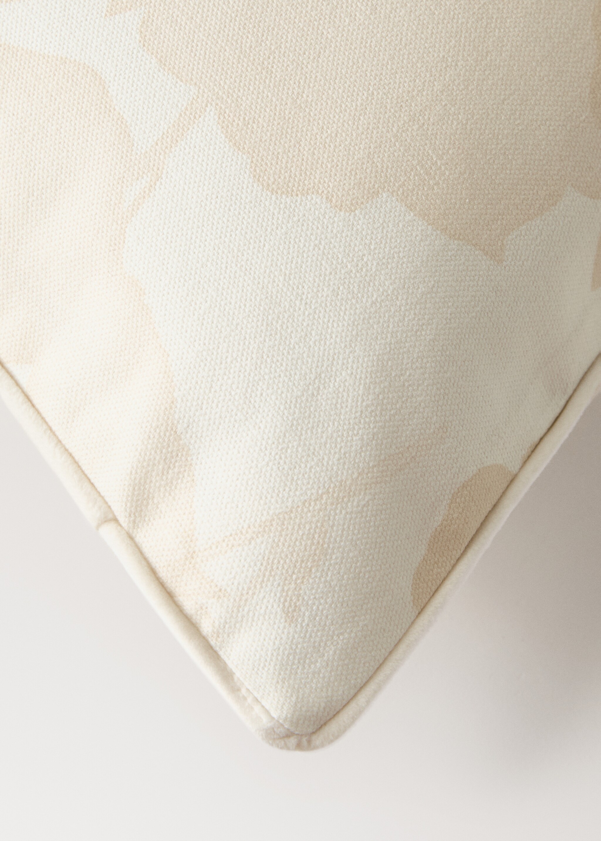 Floral-print cushion cover with velvet piping 30x50 cm - Details of the article 2, Vanilla. Ref: 17003352-00.