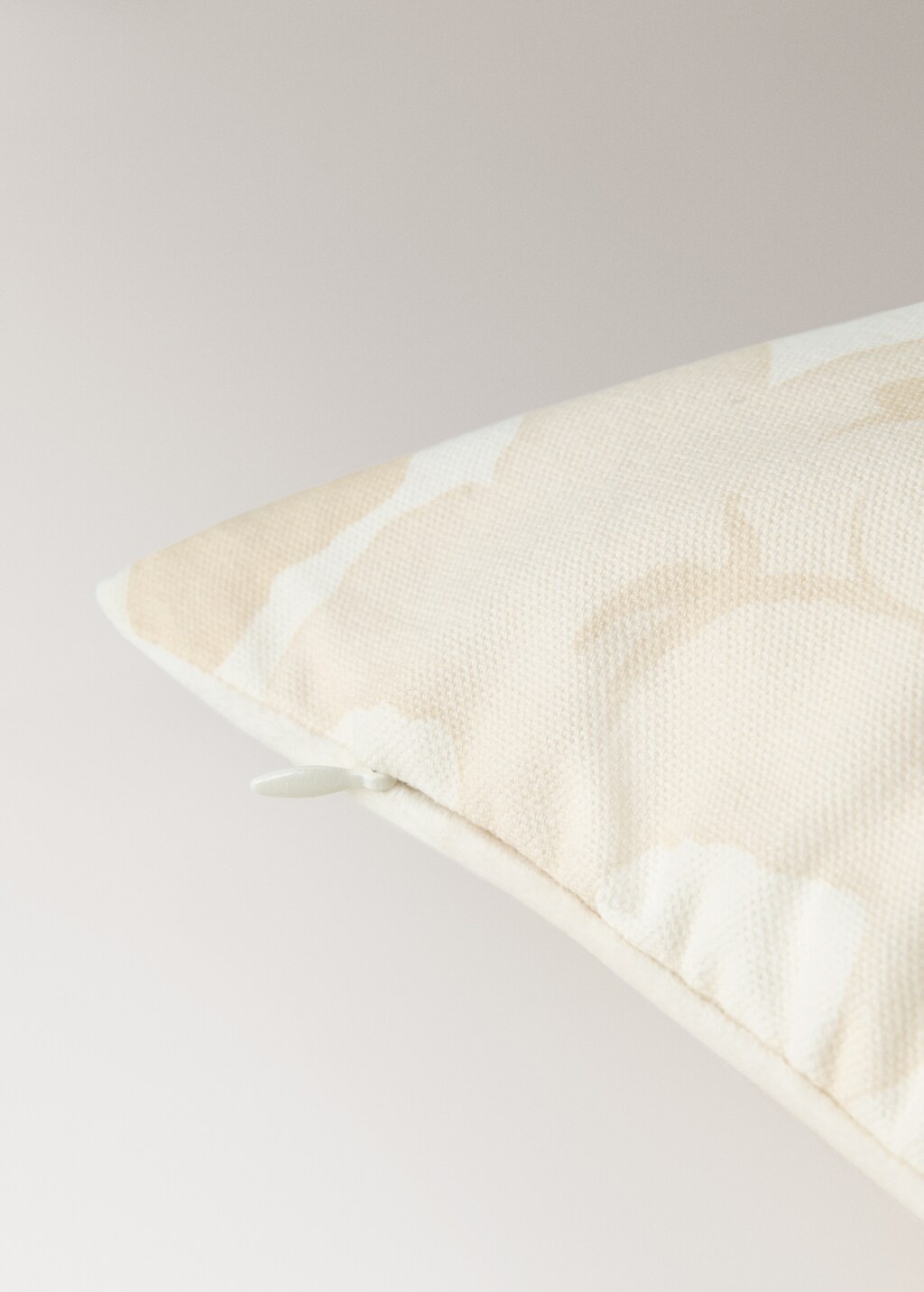 Floral-print cushion cover with velvet piping 50x50 cm