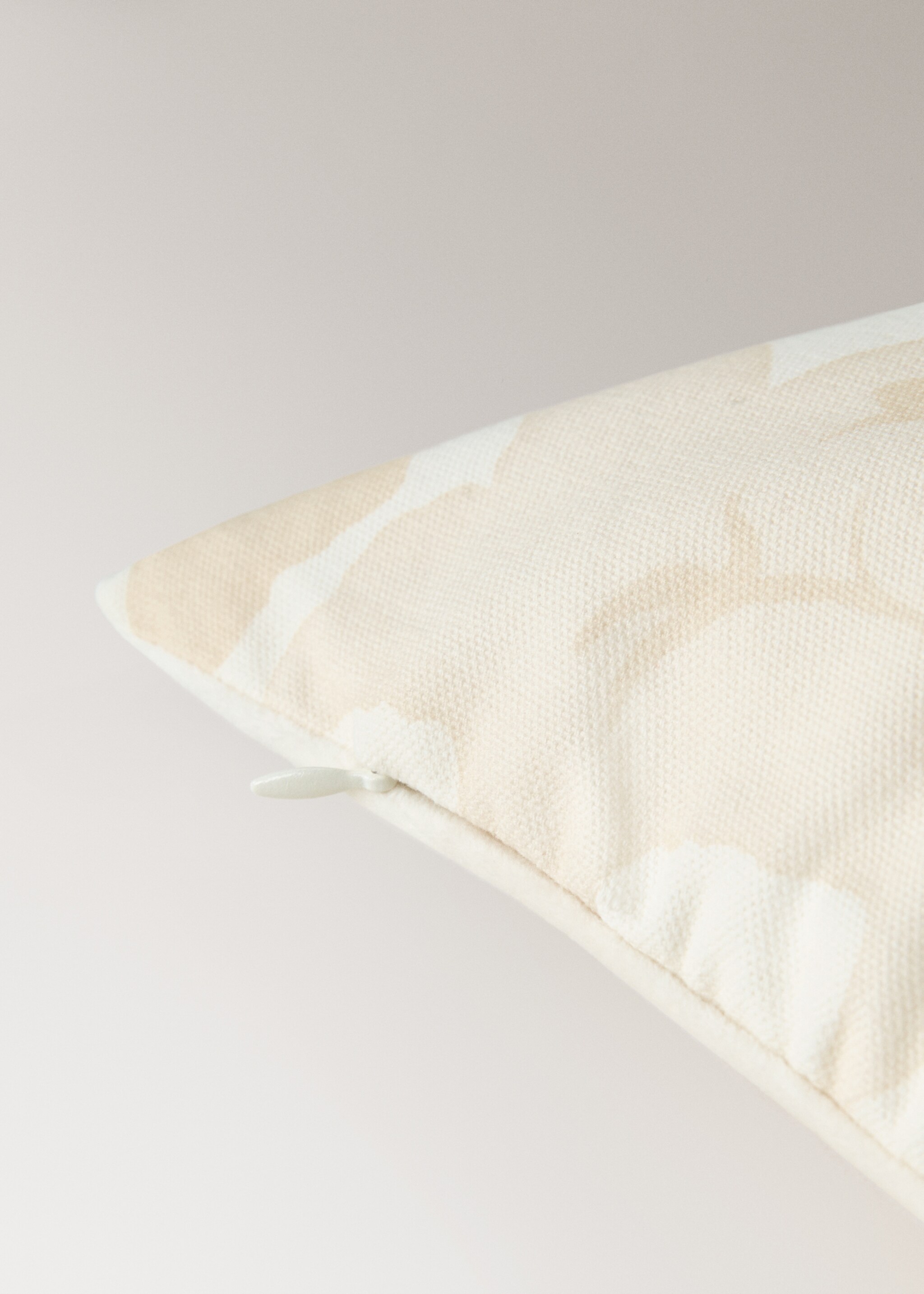 Floral-print cushion cover with velvet piping 50x50 cm - Details of the article 1, Vanilla. Ref: 17003353-00.