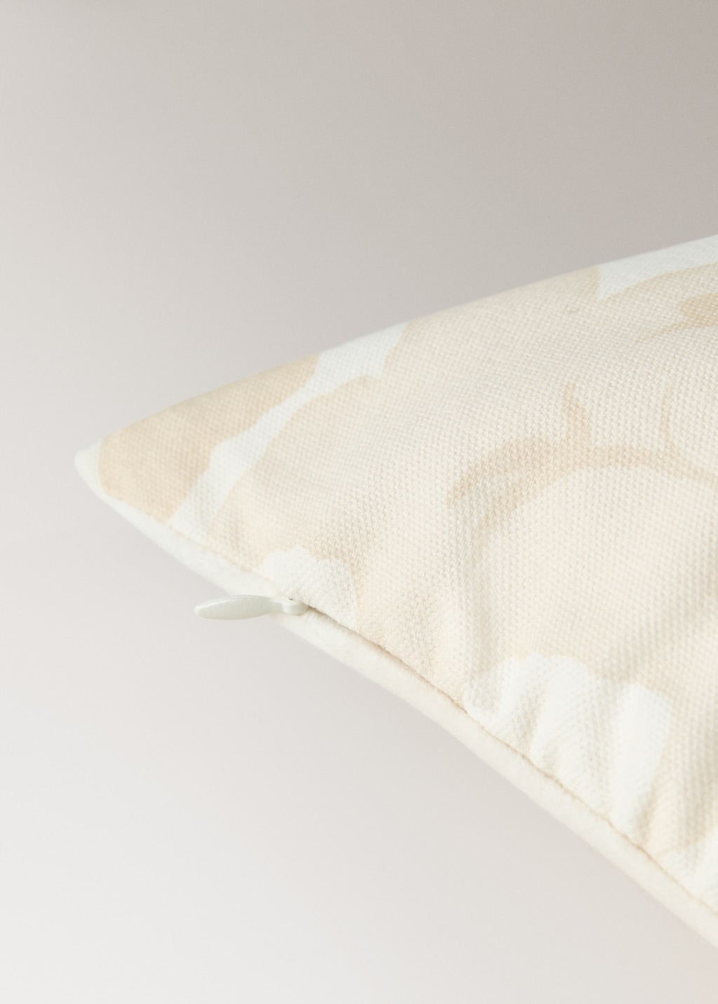 Floral-print cushion cover with velvet piping 50x50 cm