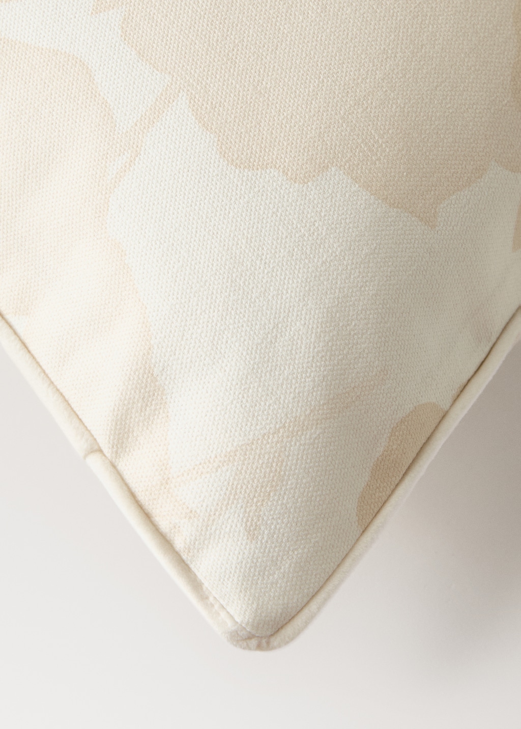 Floral-print cushion cover with velvet piping 50x50 cm