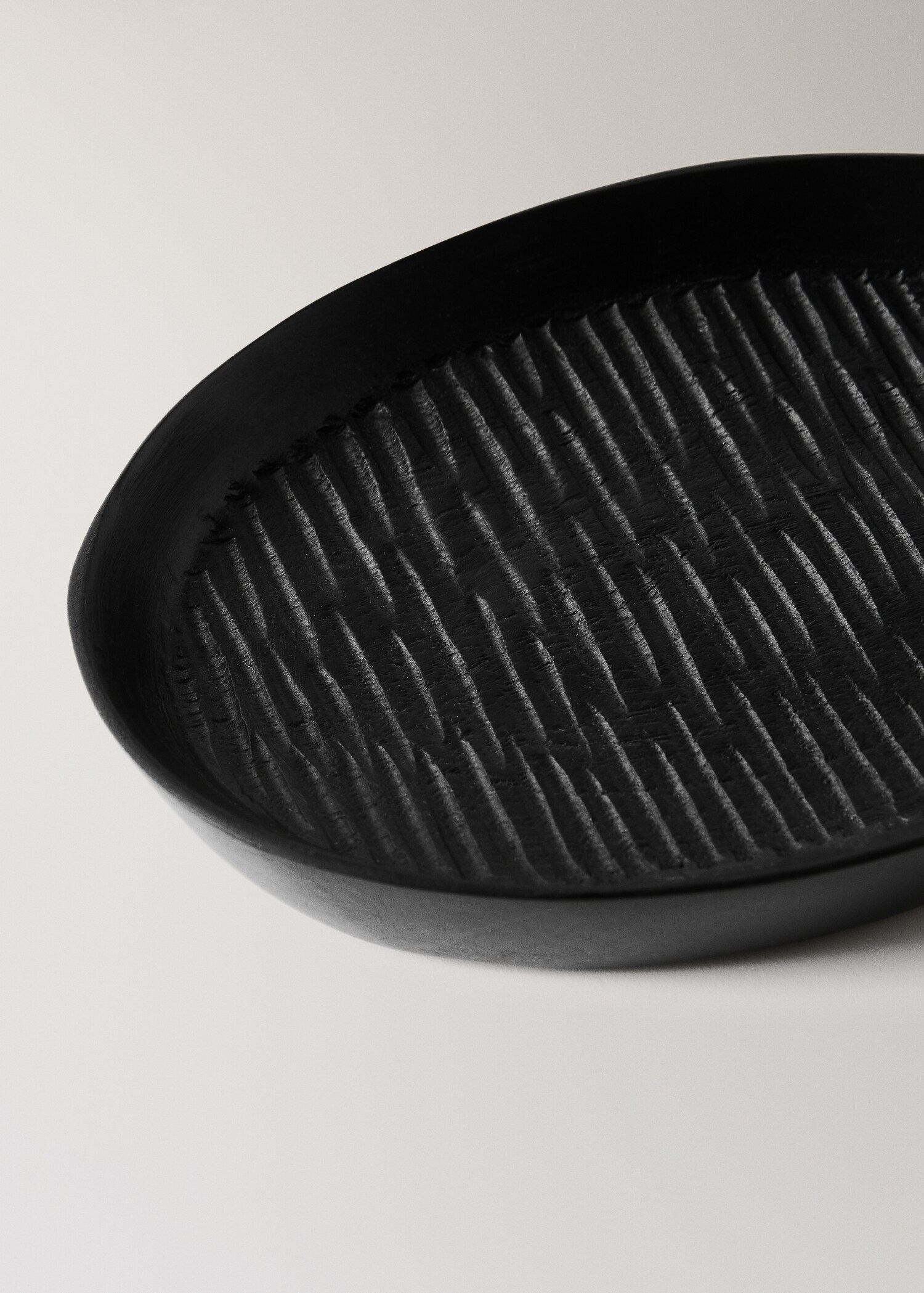 Small textured wooden tray - Details of the article 1