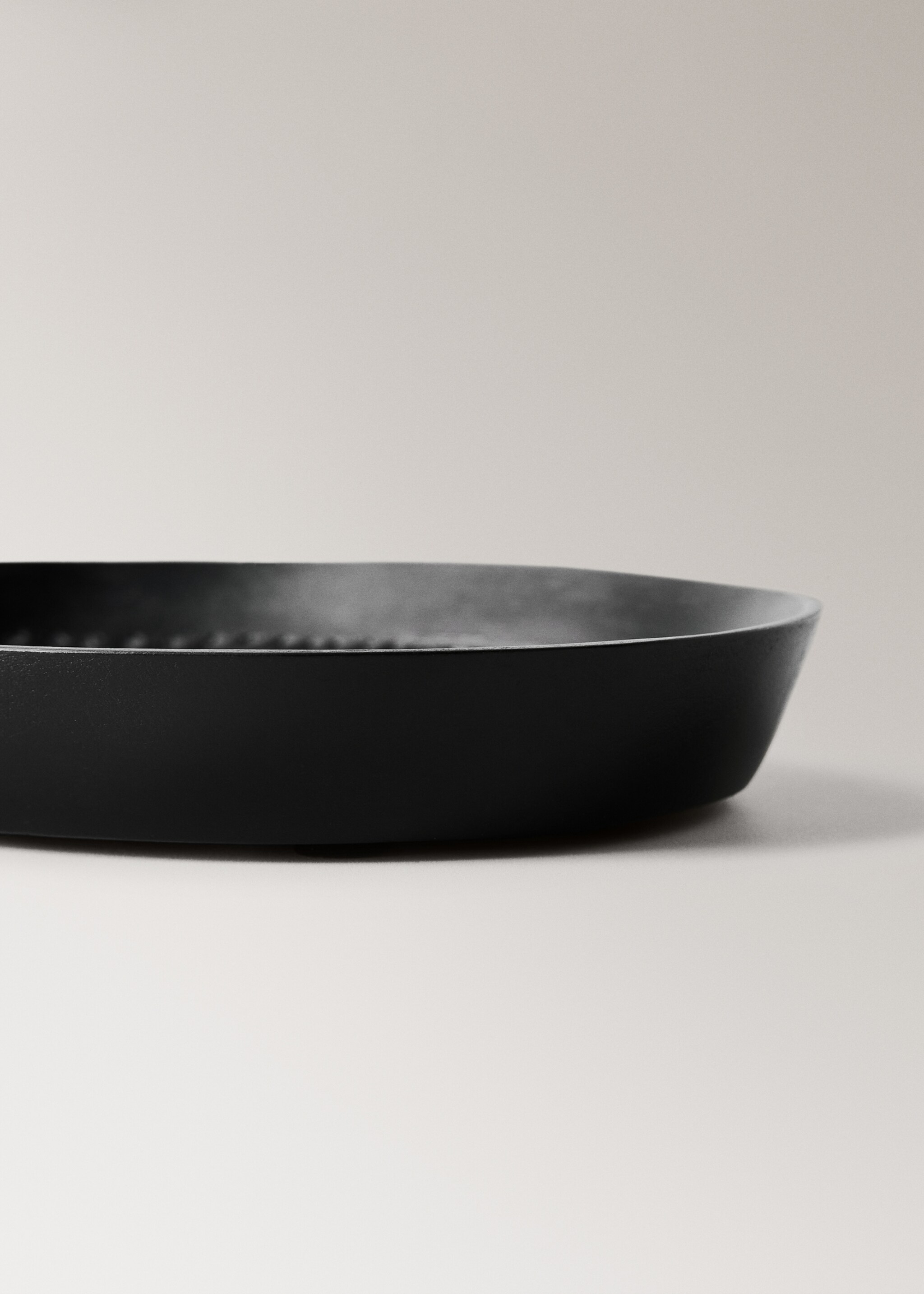 Small textured wooden tray - Details of the article 2, Black. Ref: 17003808-00.