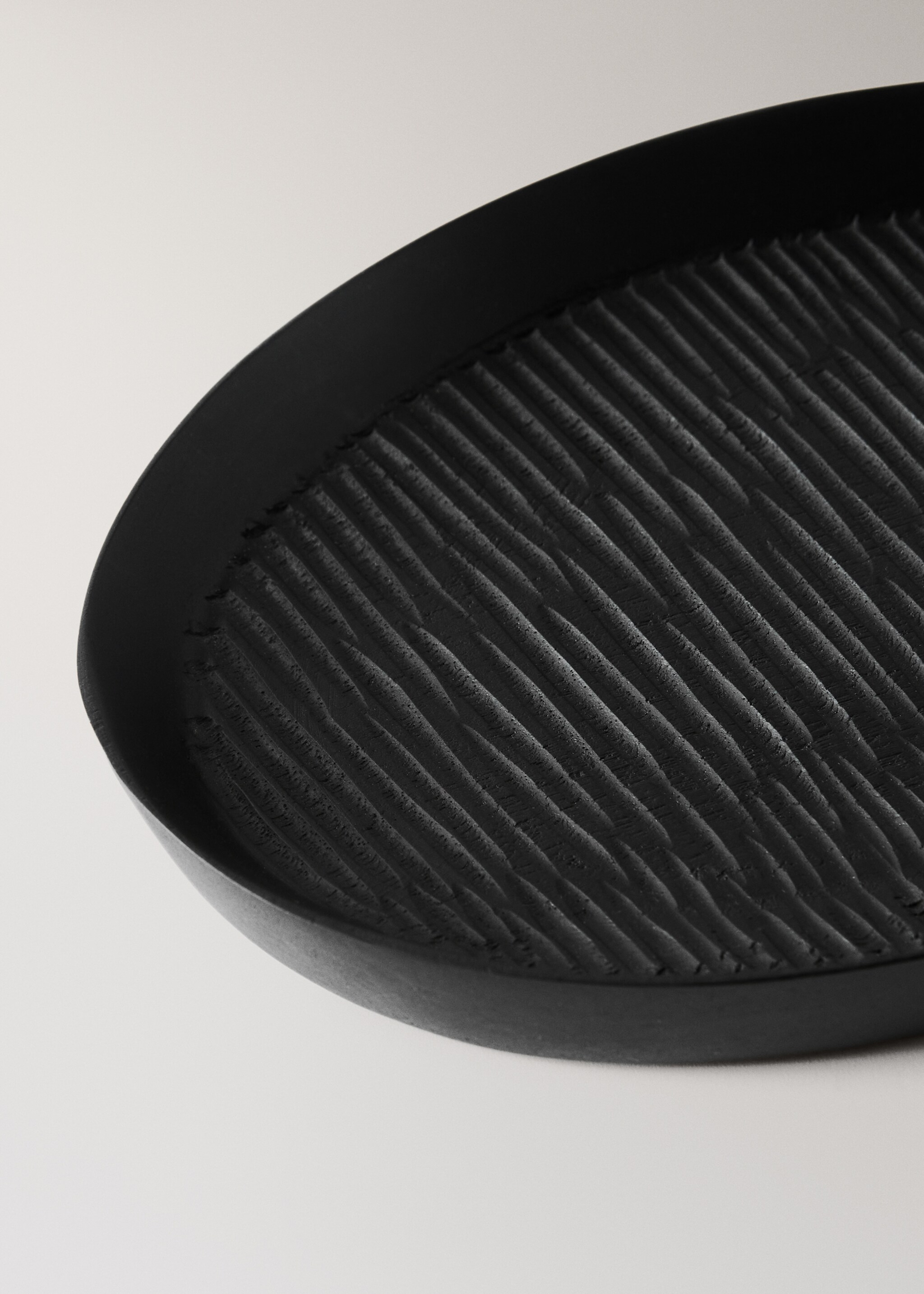 Medium-textured wooden tray - Details of the article 2, Black. Ref: 17003809-00.