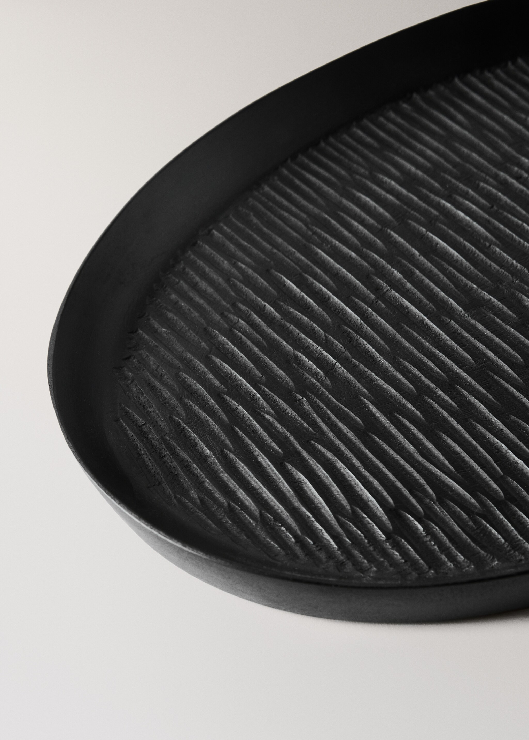 Large textured wooden tray - Details of the article 2, Black. Ref: 17003810-00.