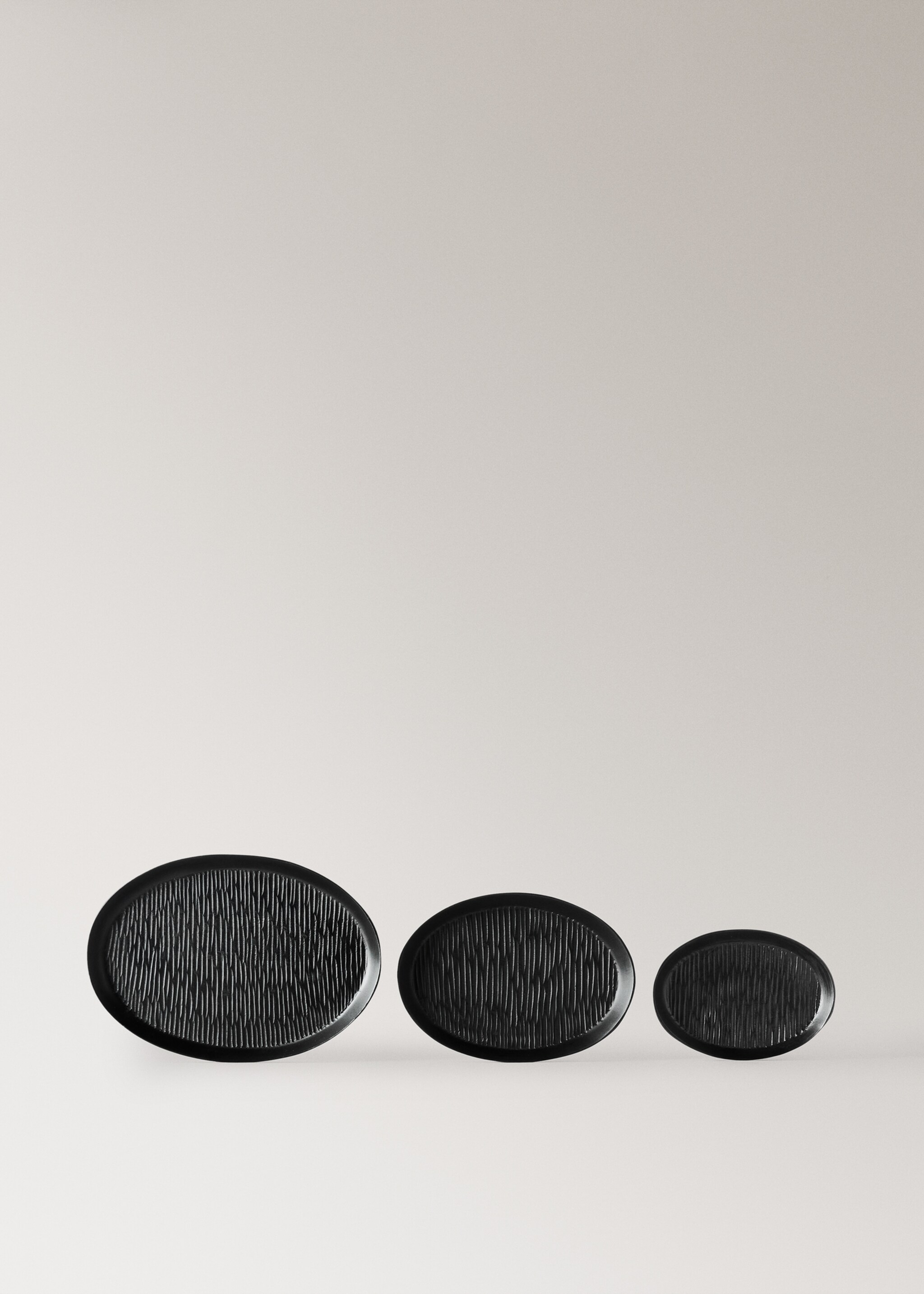 Large textured wooden tray - Details of the article 3, Black. Ref: 17003810-00.
