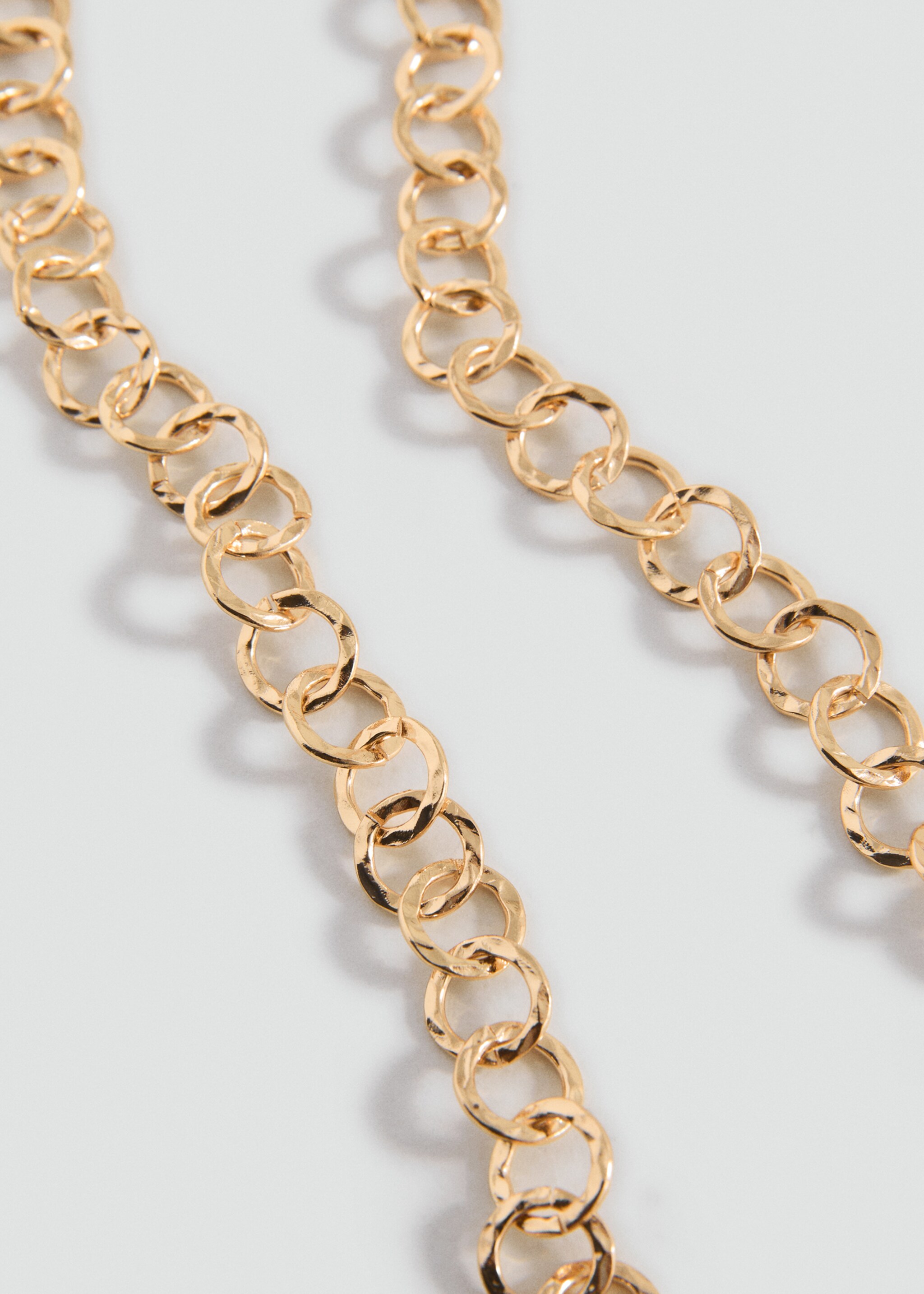 Halskette mit verschlungenen Ringen - Mittlere Ansicht, Gold. Ref: 17003826-00.