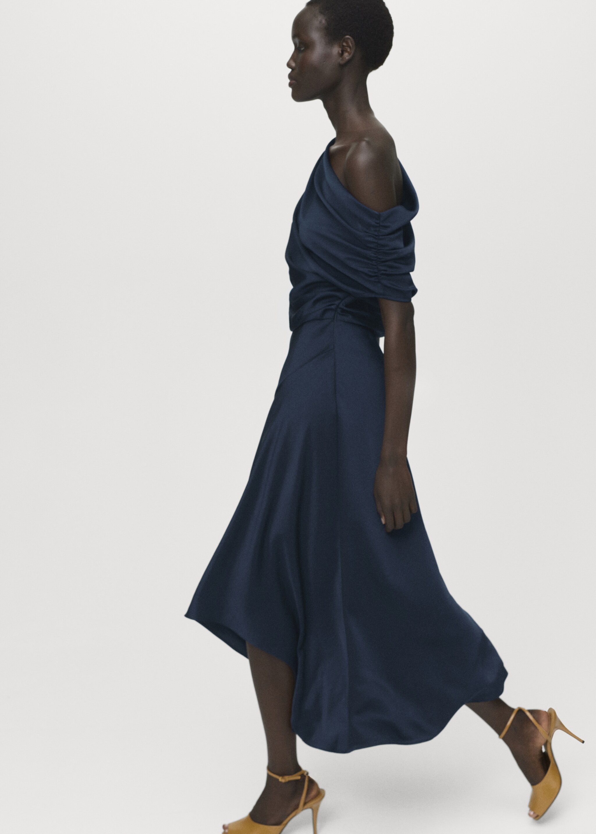 Asymmetrical satin dress - Details of the article 2, Night Blue. Ref: 17004091-00.