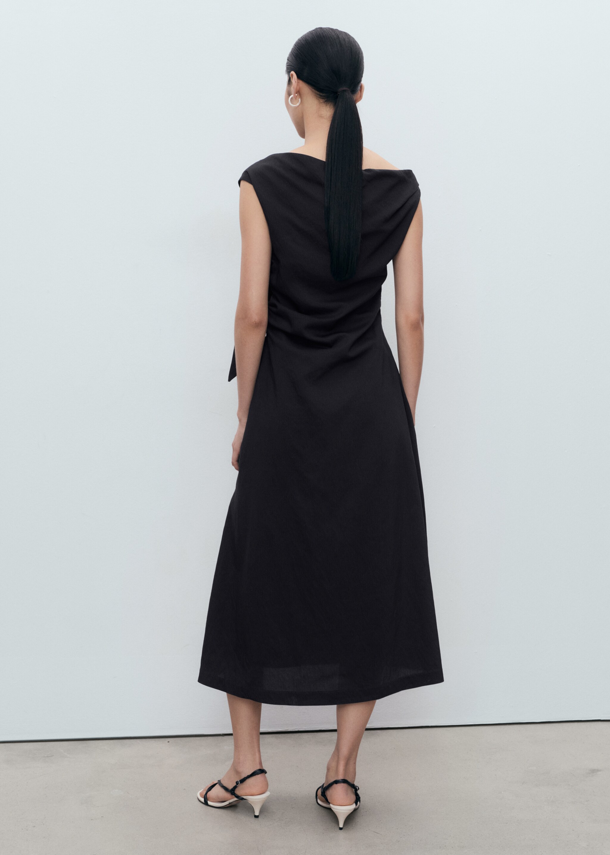 Asymmetrisches Knotenkleid - Rückseite des Artikels, Dunkles Marineblau. Ref: 17004095-00.