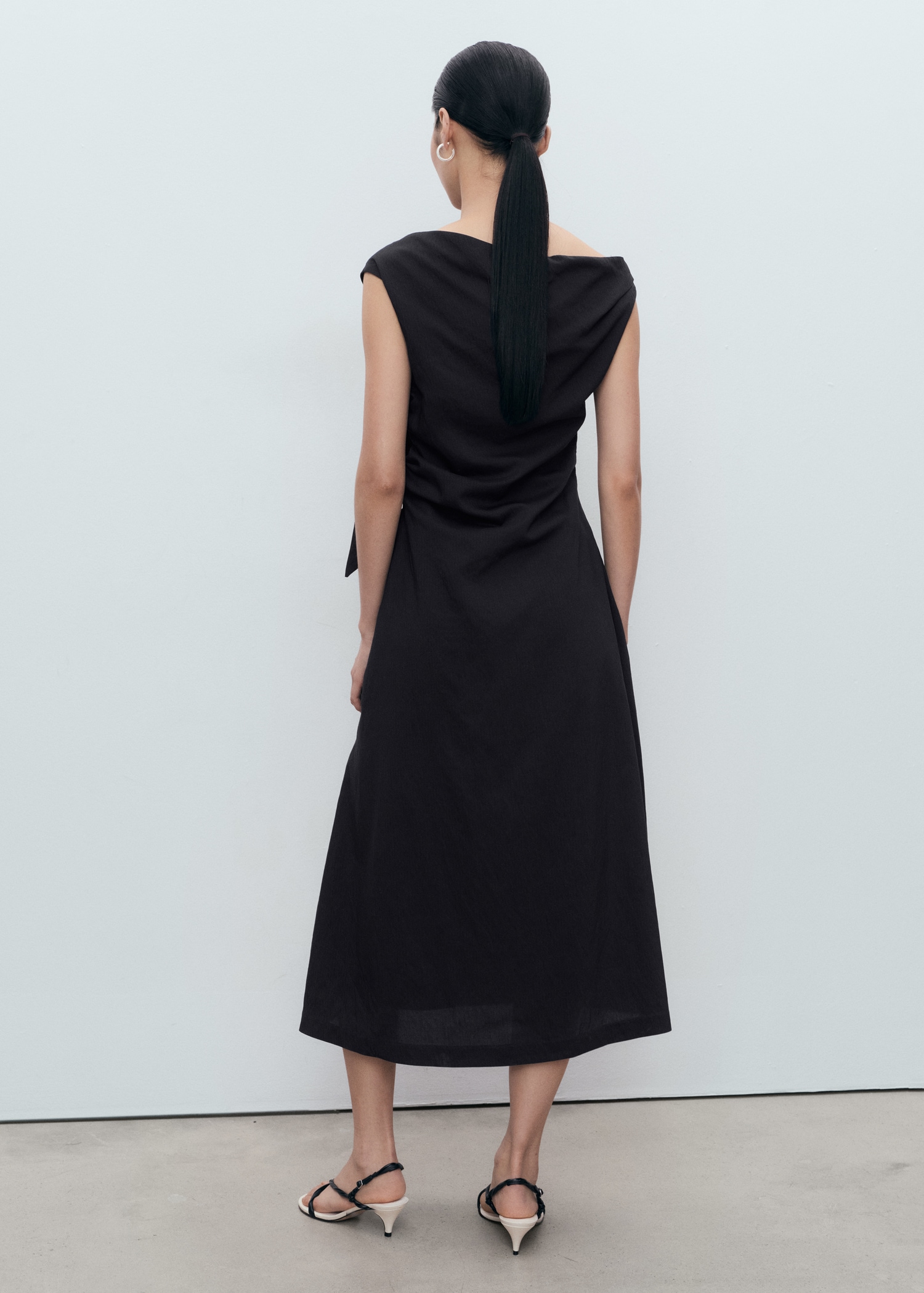 Asymmetrical knotted dress - Reverse of the article